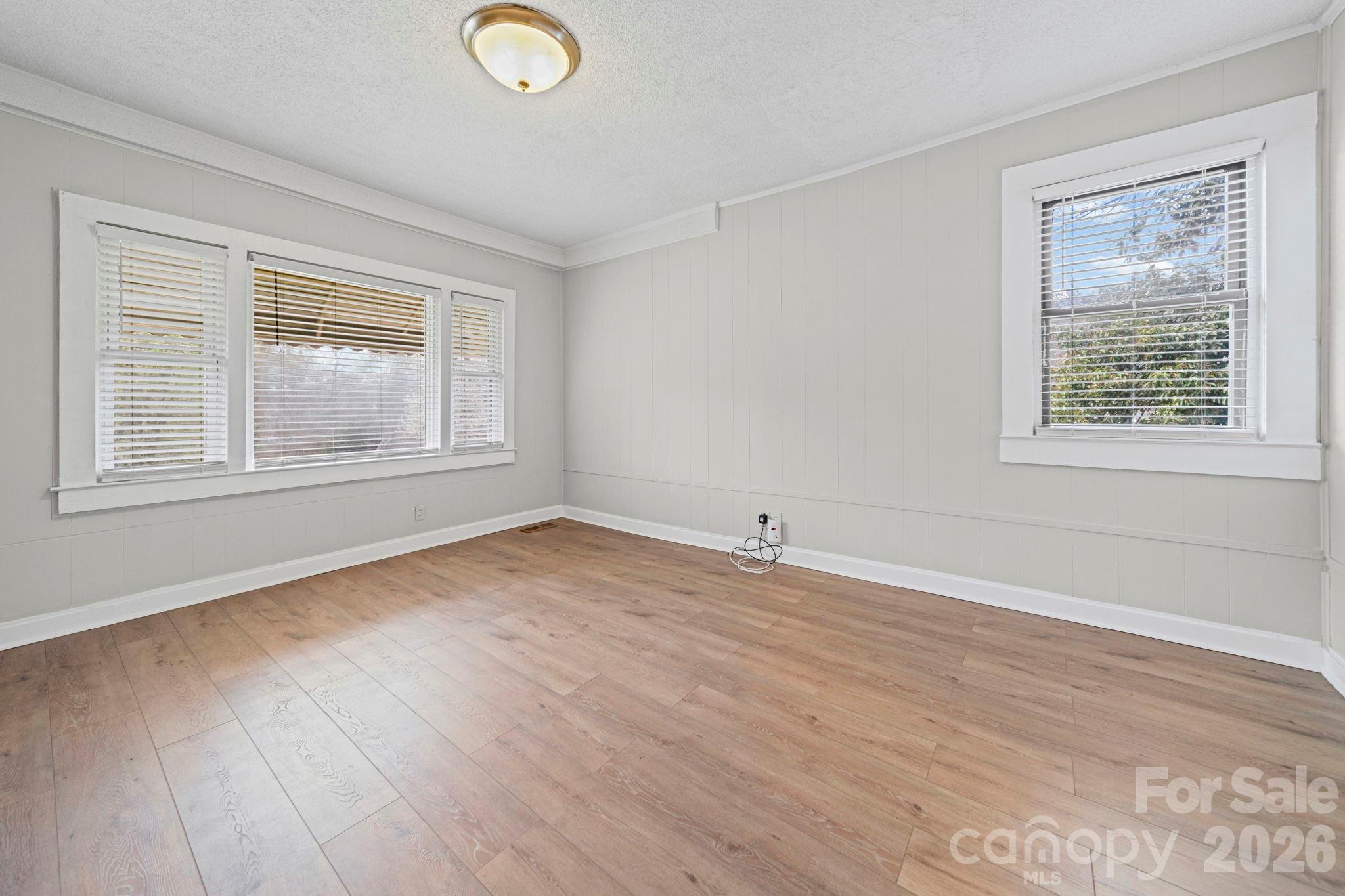 1866 Hilltop Circle Property Photo 3