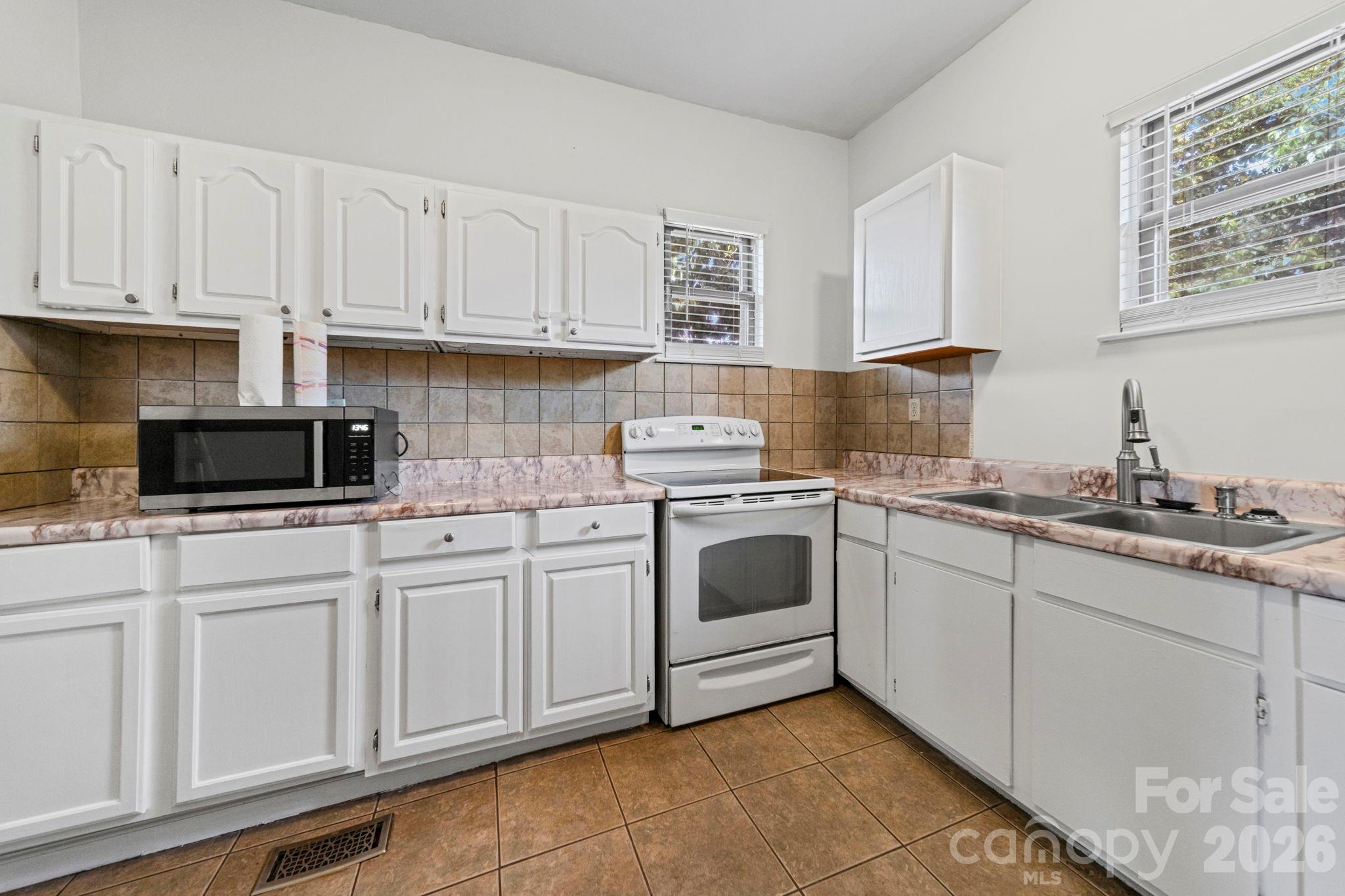 1866 Hilltop Circle Property Photo 8