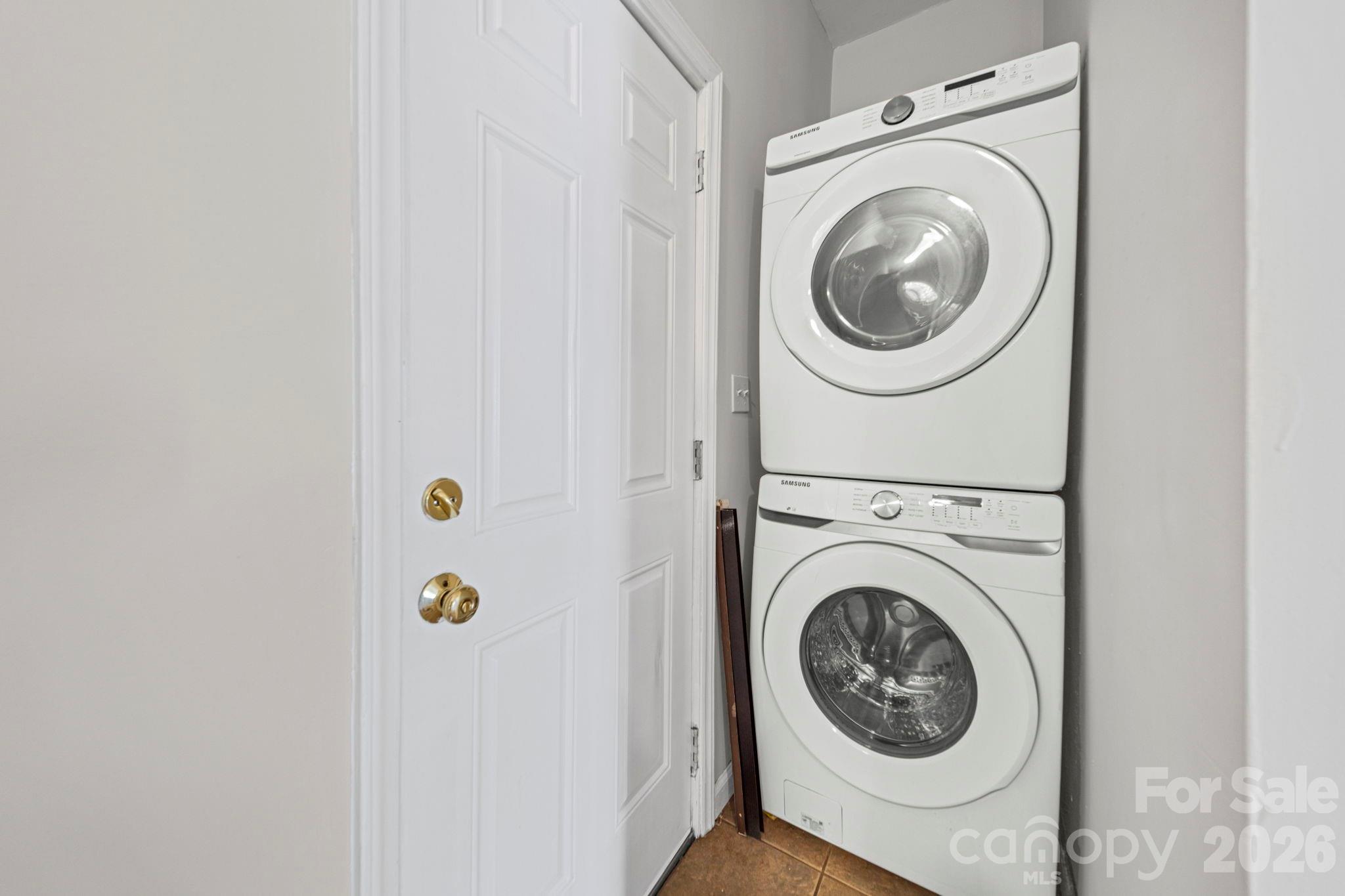 1866 Hilltop Circle Property Photo 9