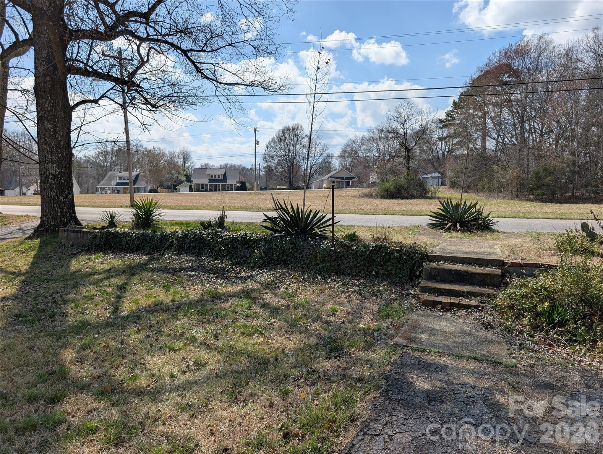 633 S Eastway Drive Property Photo 2