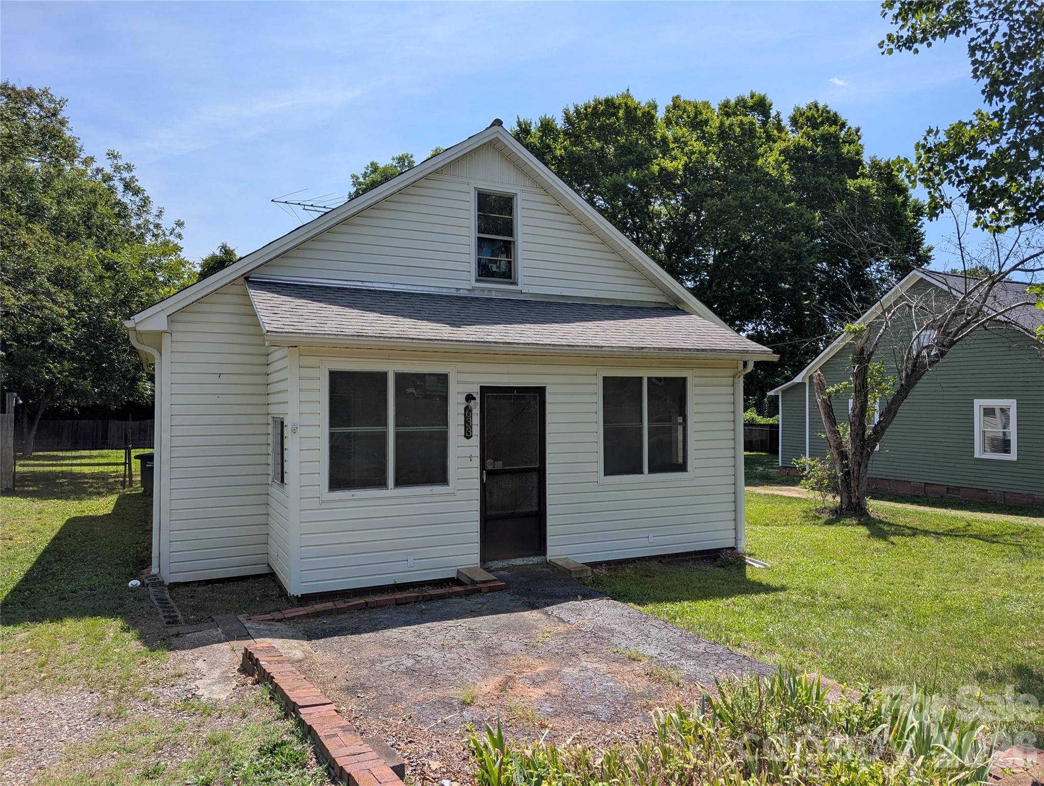 633 S Eastway Drive Property Photo 3