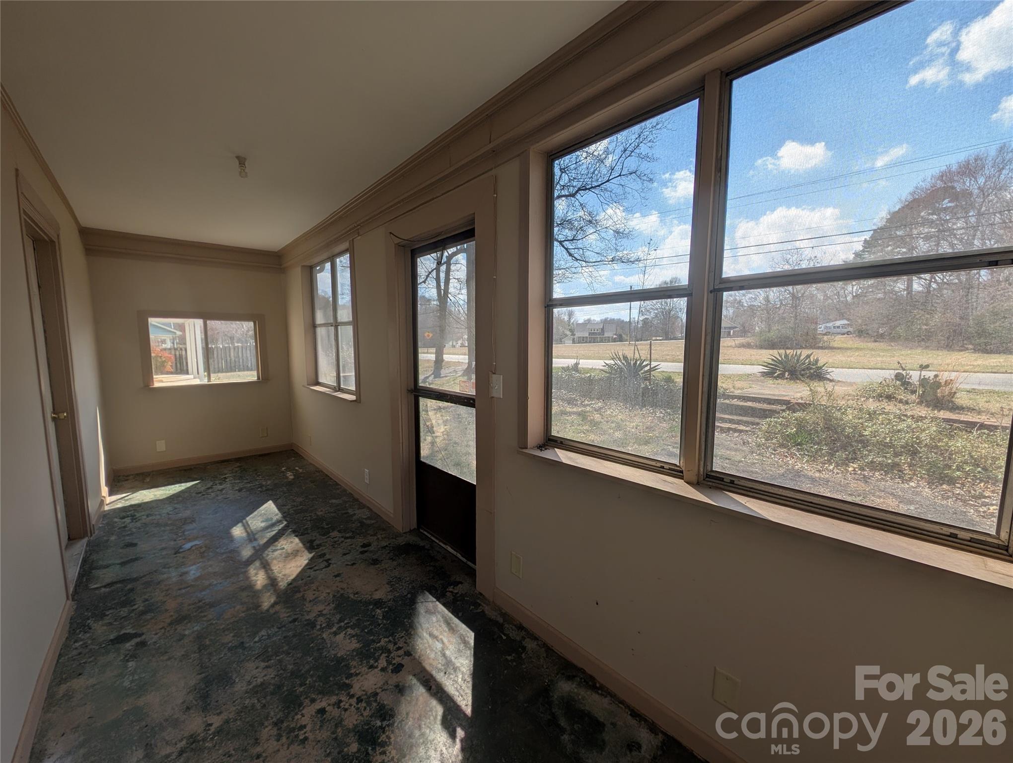 633 S Eastway Drive Property Photo 4