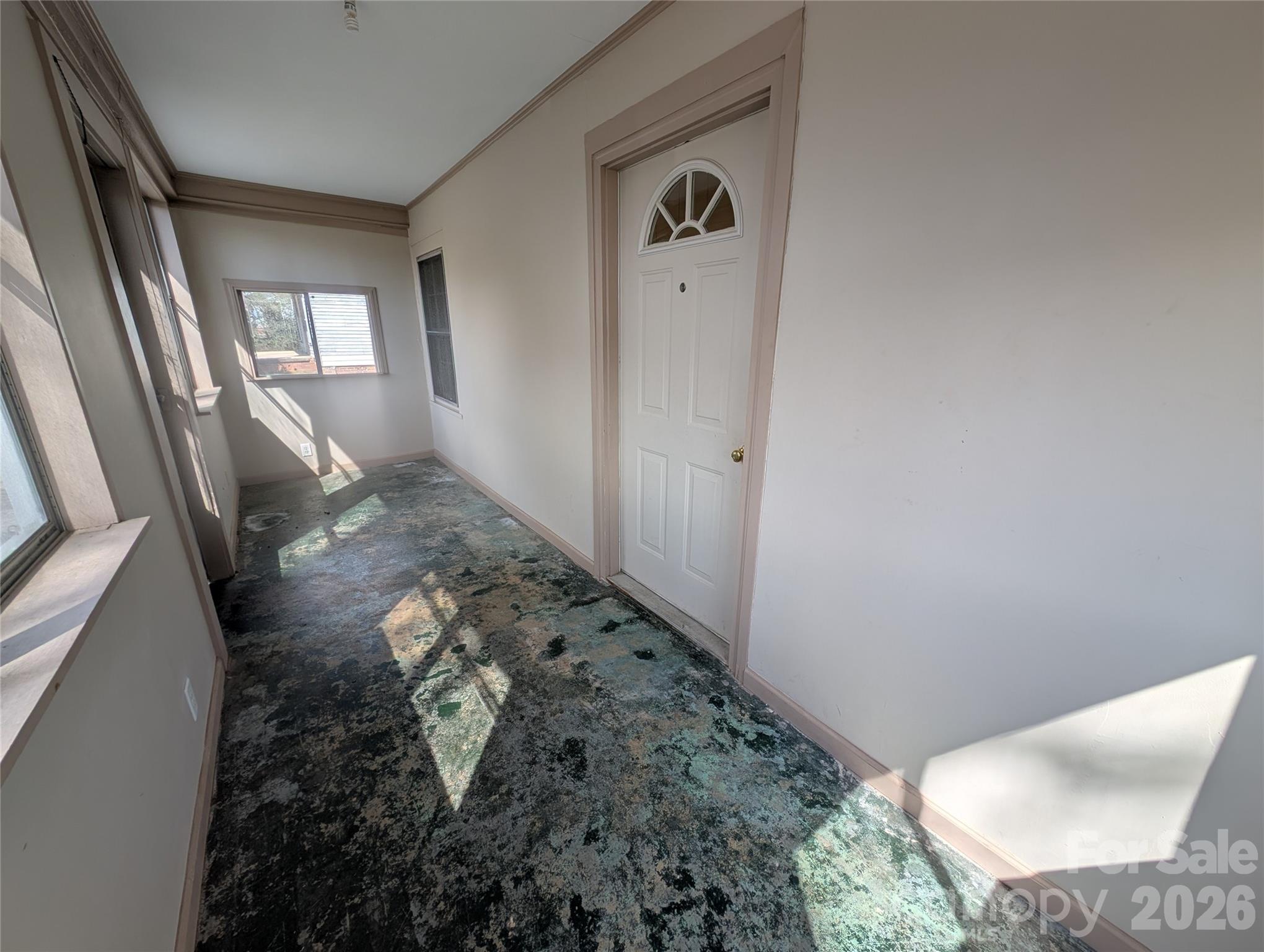 633 S Eastway Drive Property Photo 5