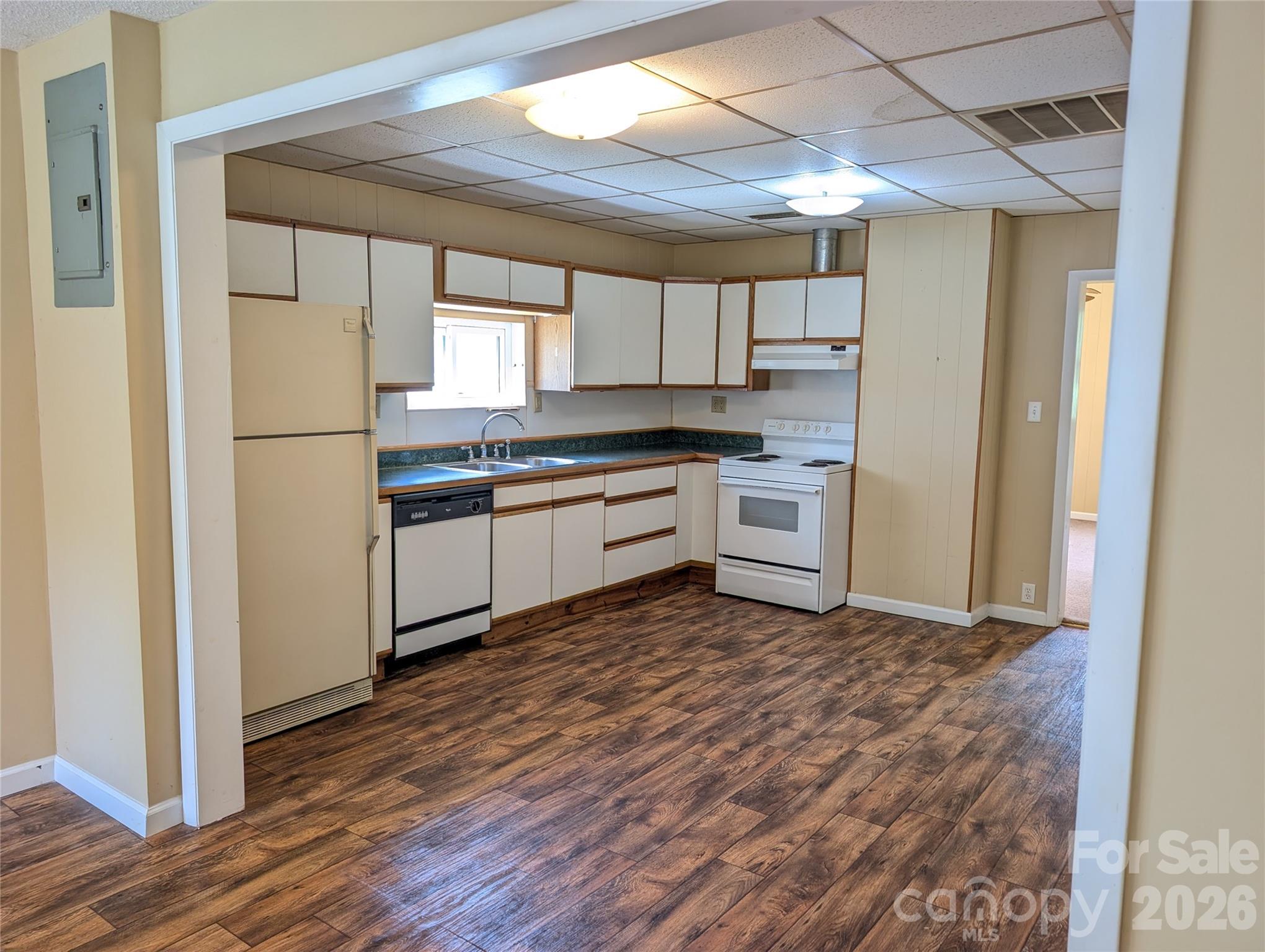 633 S Eastway Drive Property Photo 8
