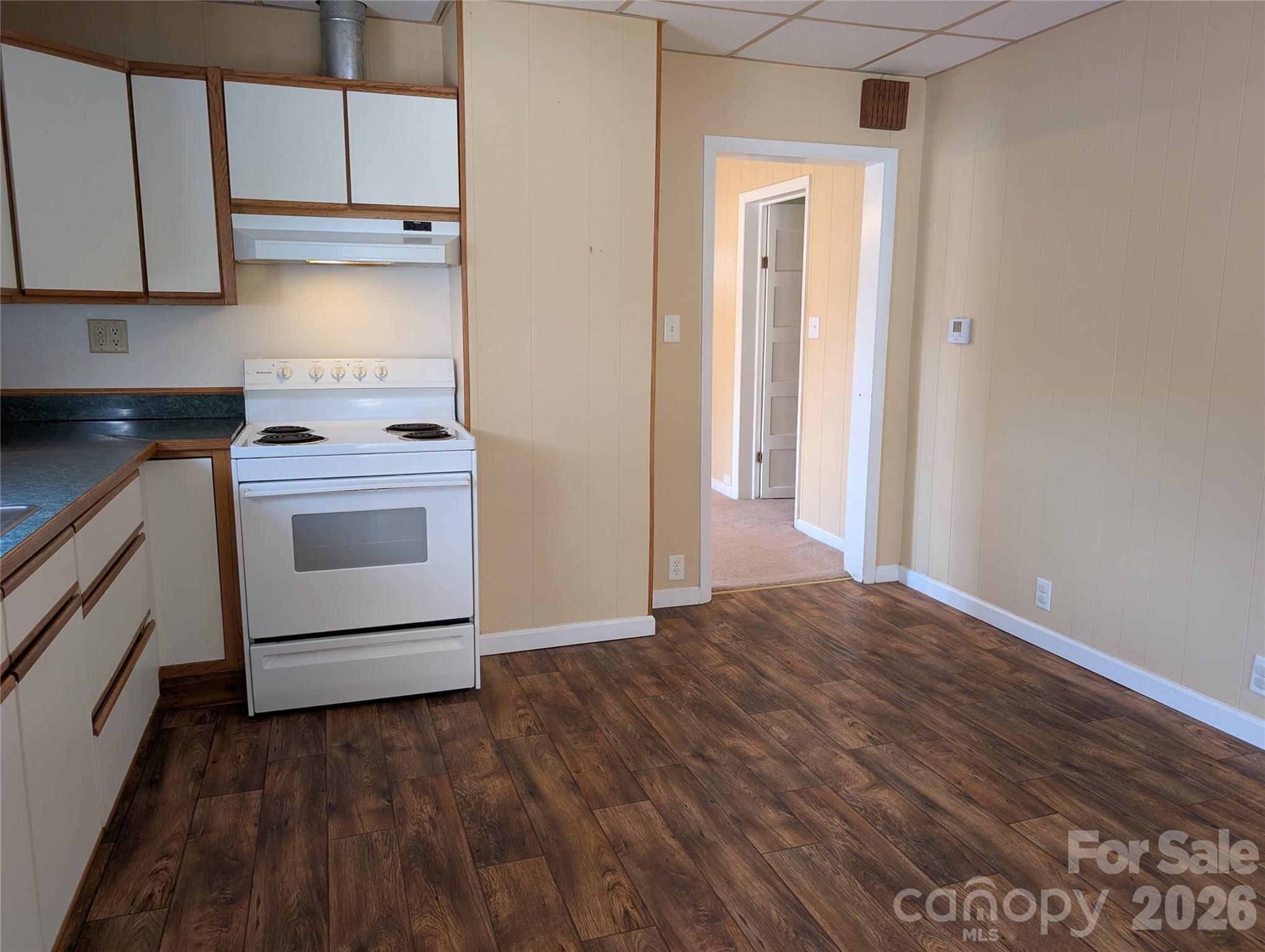633 S Eastway Drive Property Photo 10