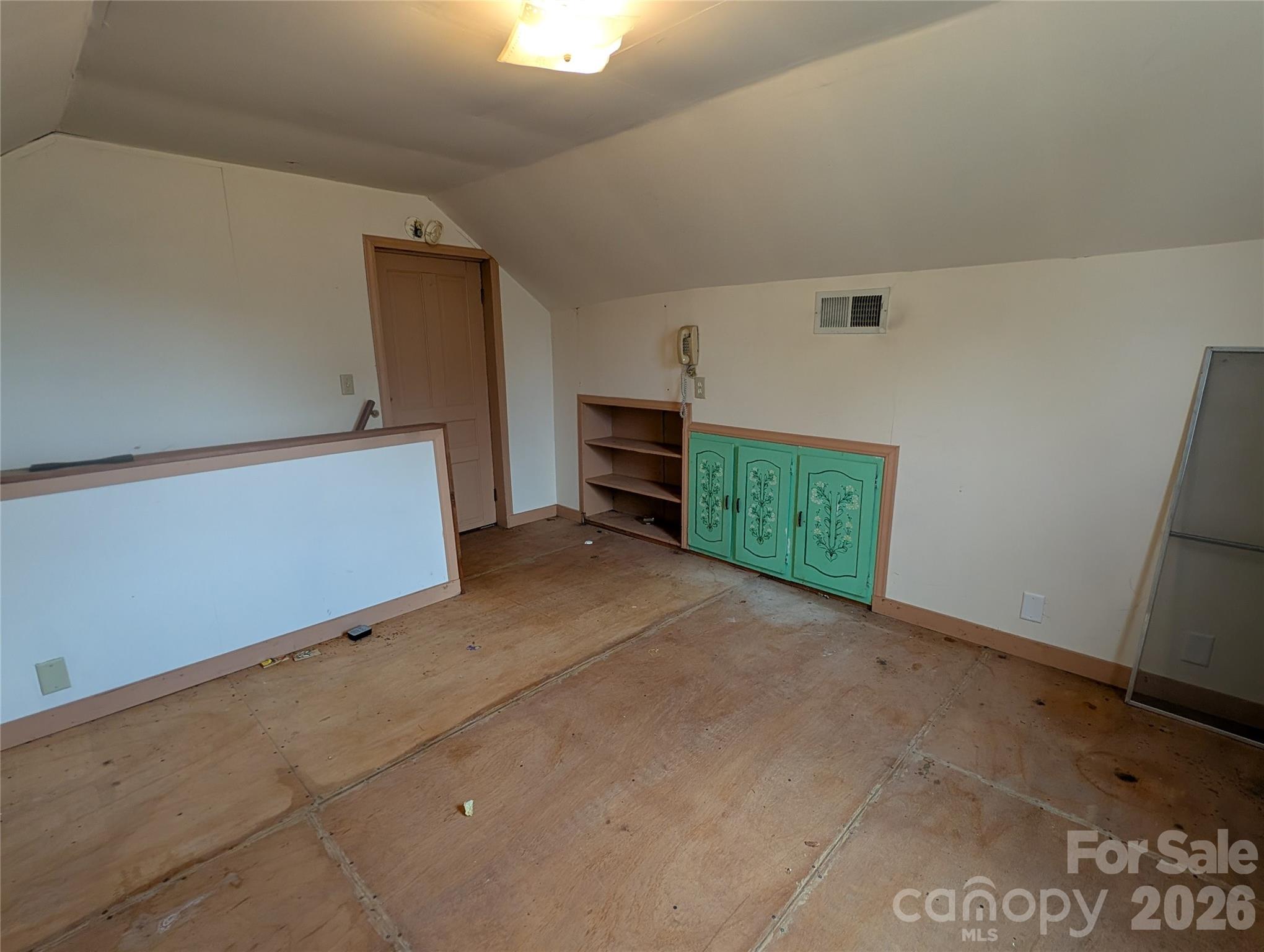 633 S Eastway Drive Property Photo 18