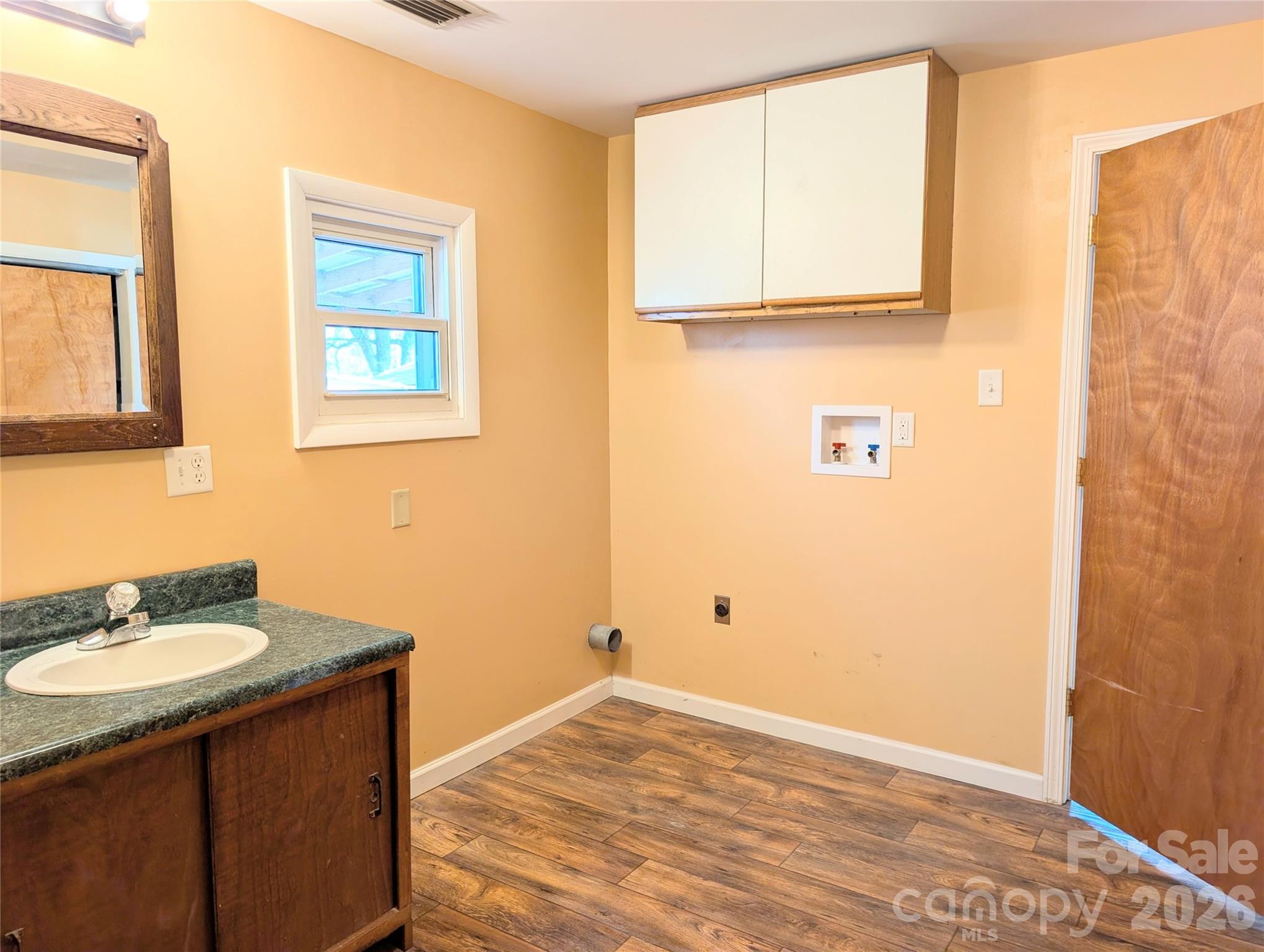 633 S Eastway Drive Property Photo 23