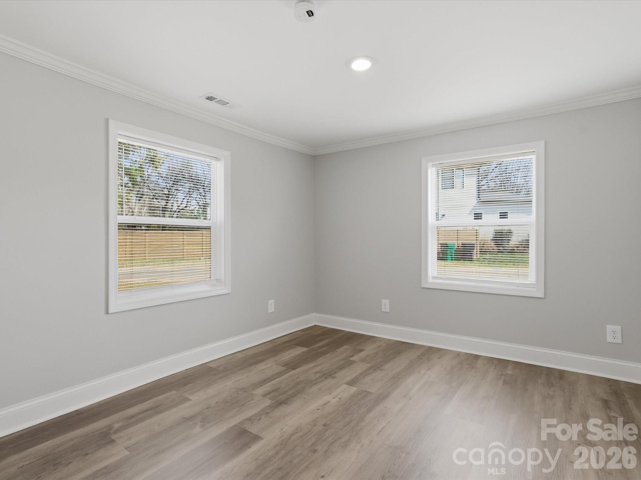 3900 Plainview Road Property Photo 8