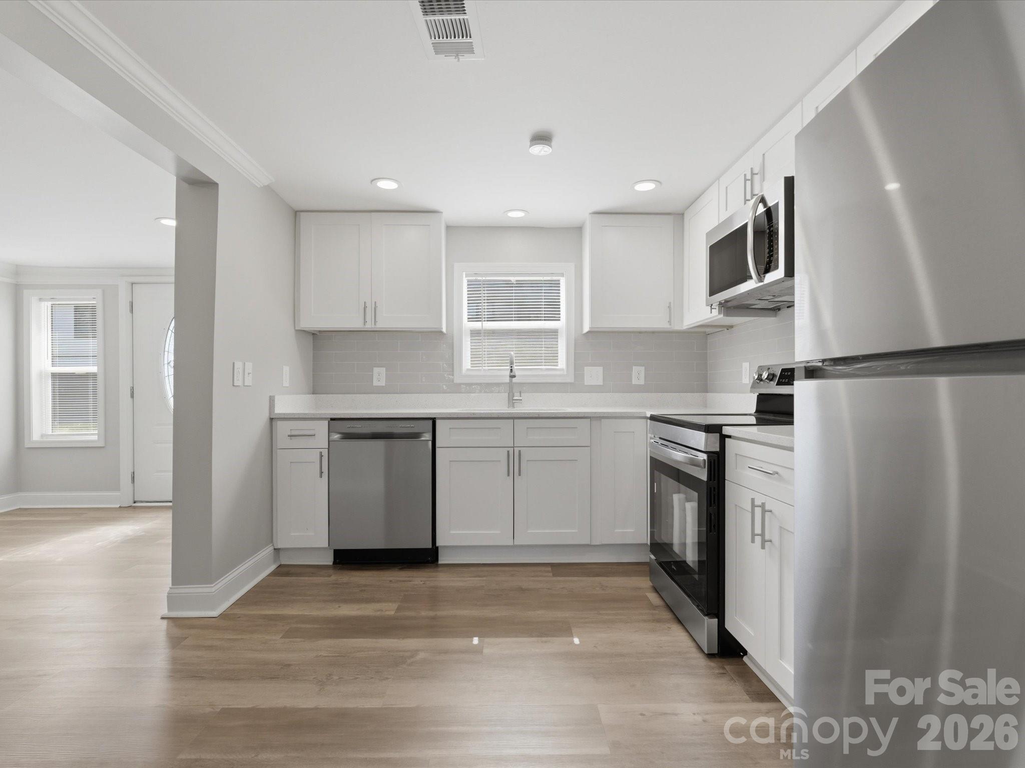 3900 Plainview Road Property Photo 11