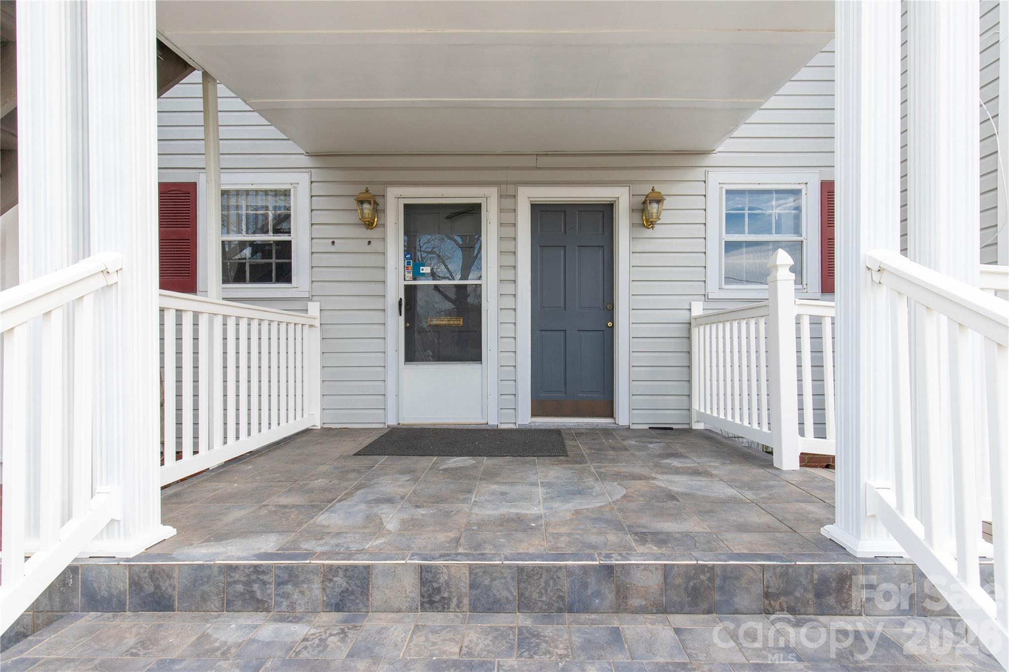 302 N White Street Property Photo 5