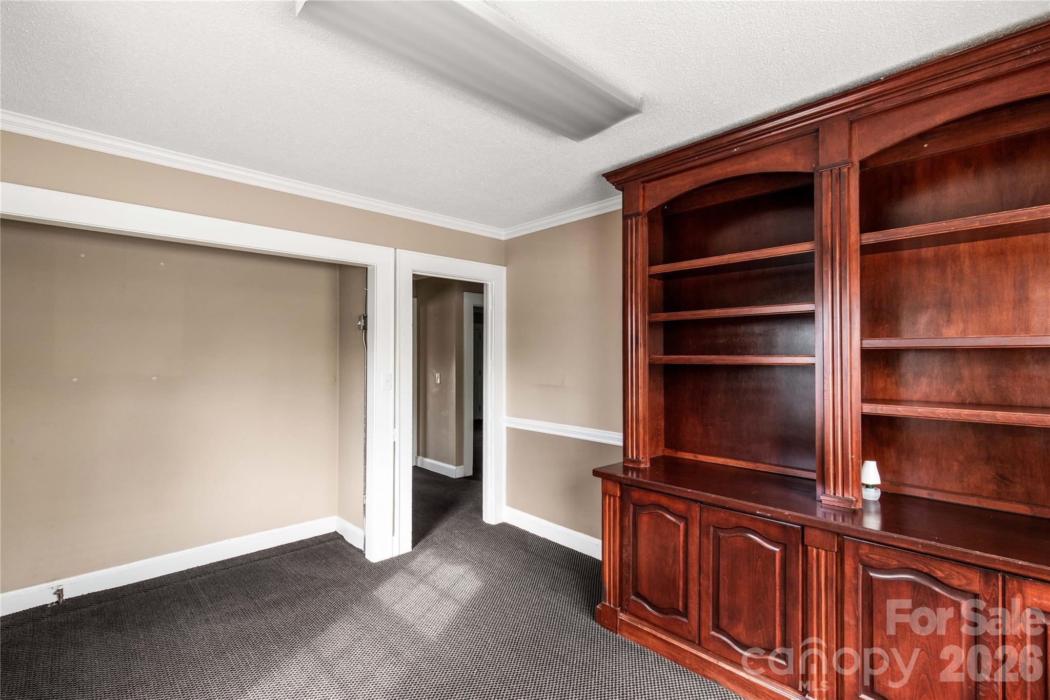 302 N White Street Property Photo 9
