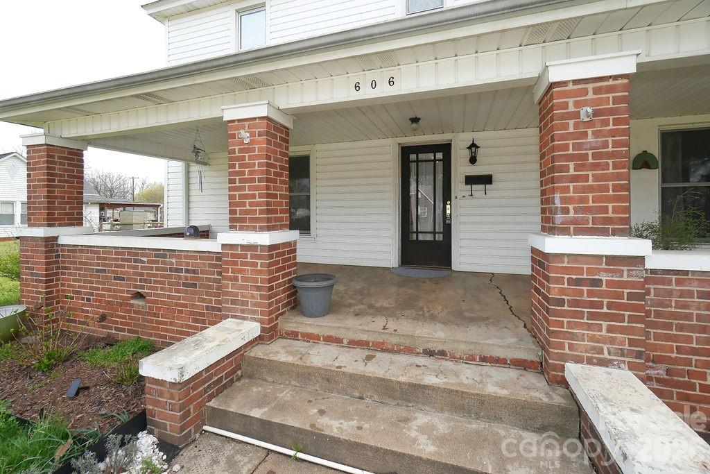 606 Main Street Property Photo 4