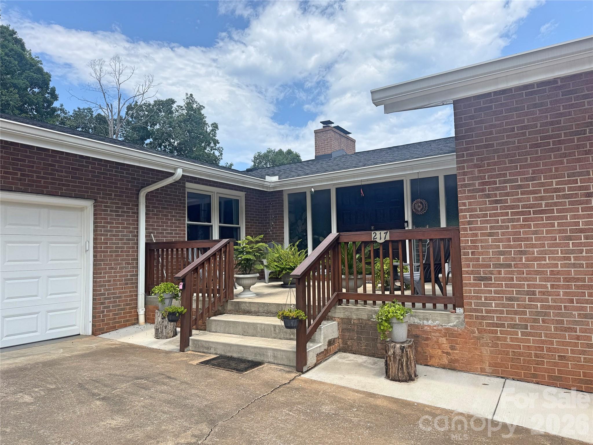 217 E Miller Street Property Photo 1