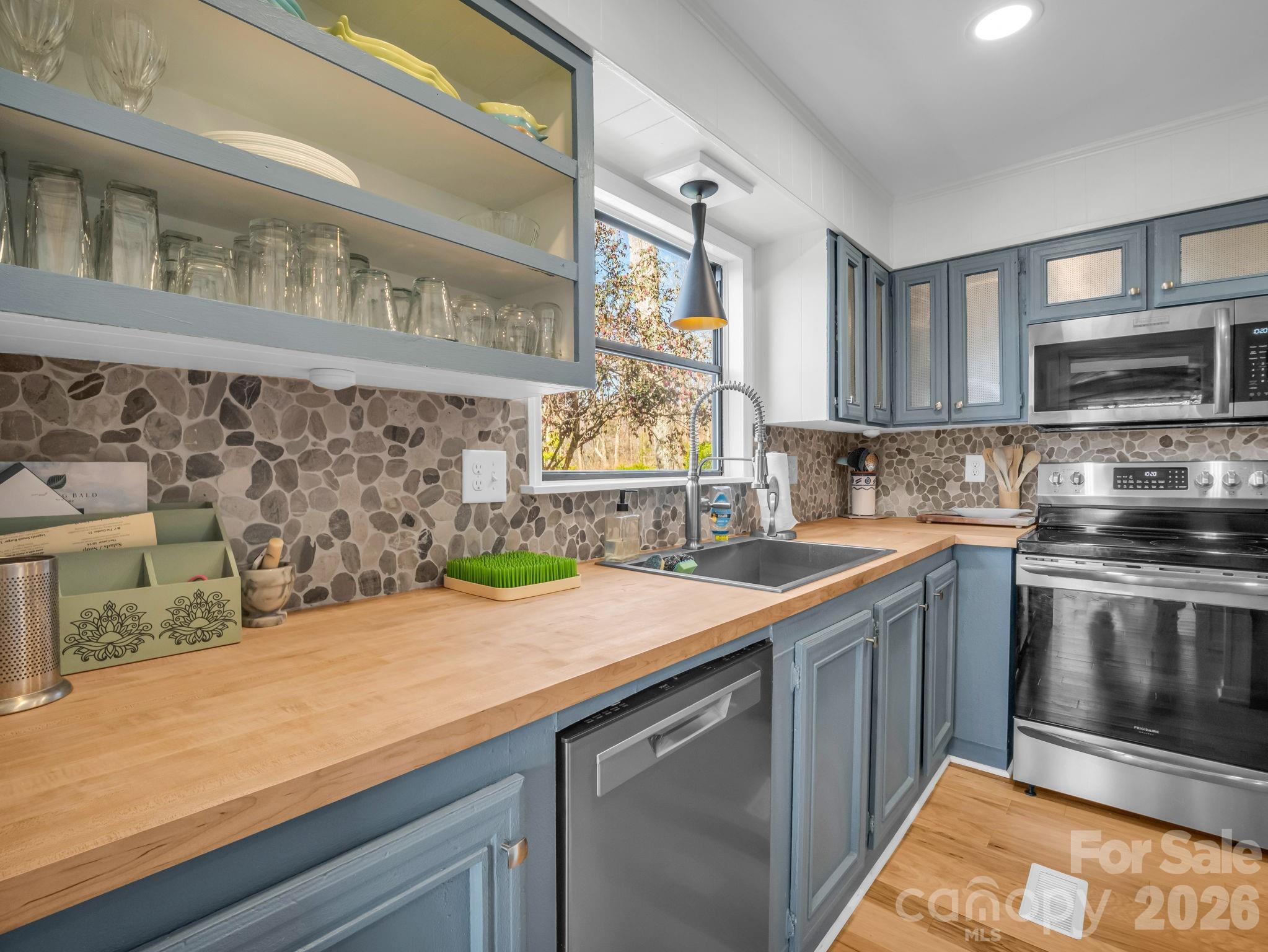 456 Youngs Mountain Drive Property Photo 12