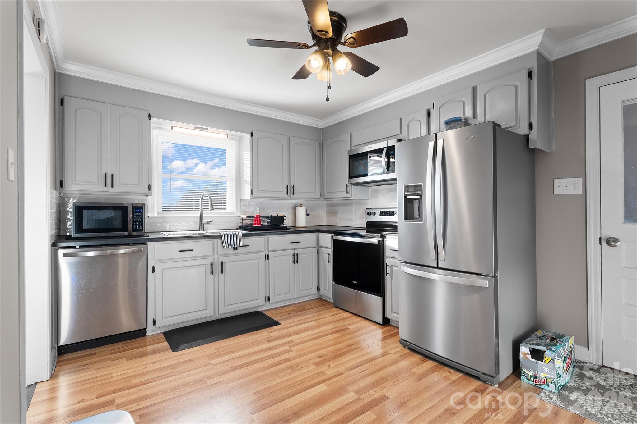 871 Saluda Road Property Photo 3