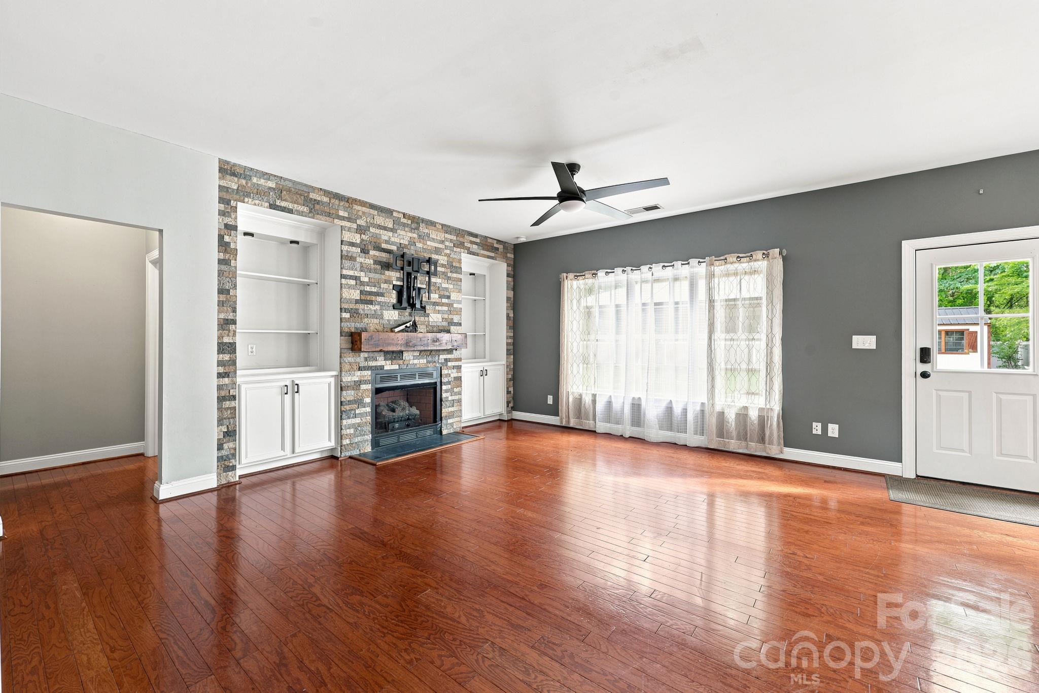 8821 Hambright Road Property Photo 6