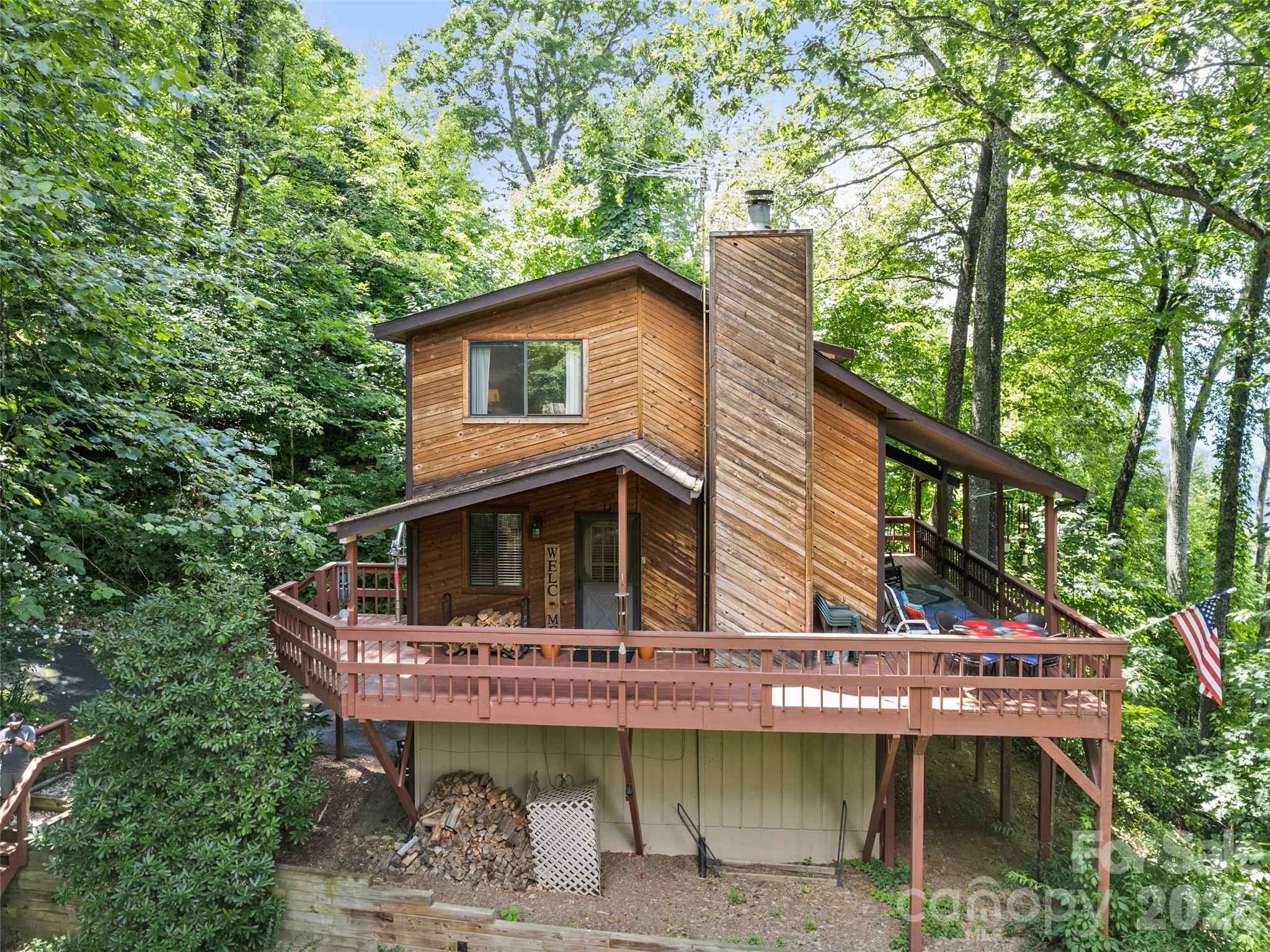 1672 Summit Drive Property Photo 1