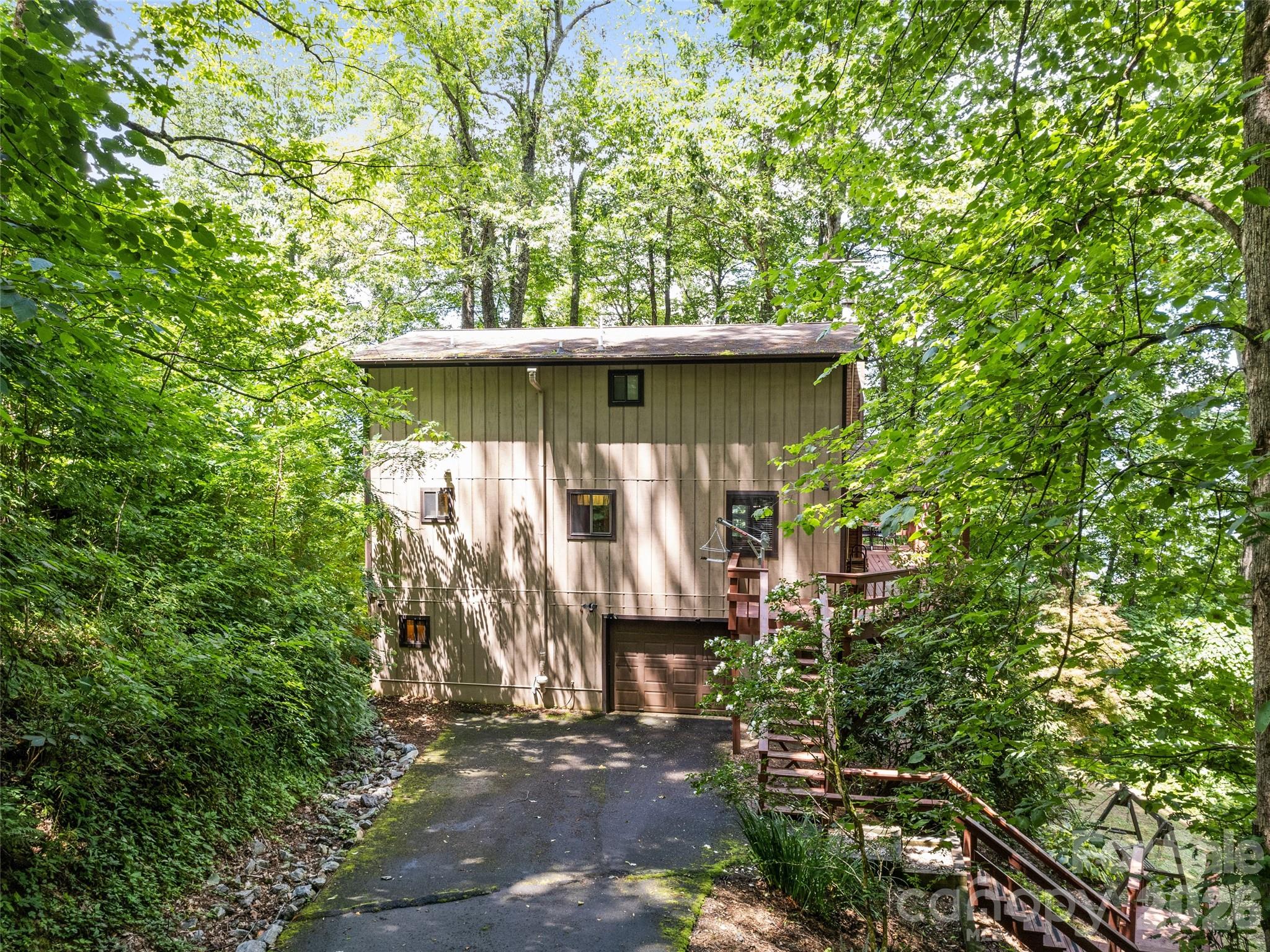 1672 Summit Drive Property Photo 5