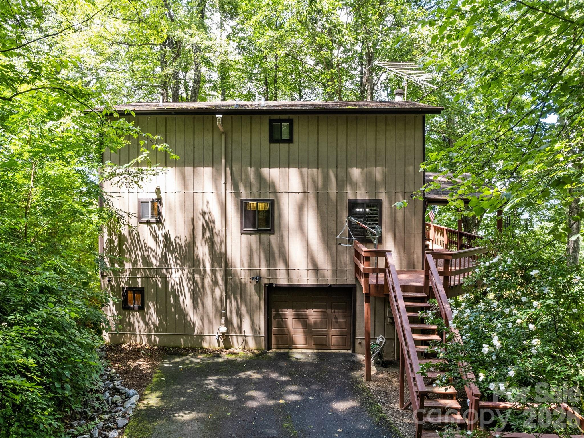 1672 Summit Drive Property Photo 6