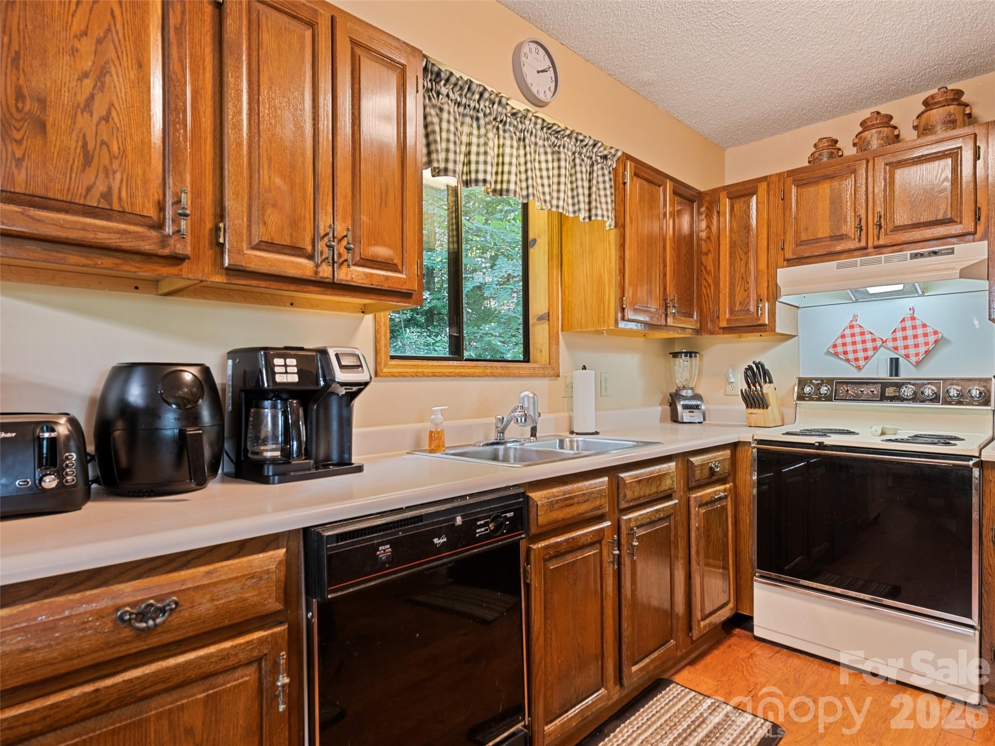 1672 Summit Drive Property Photo 22
