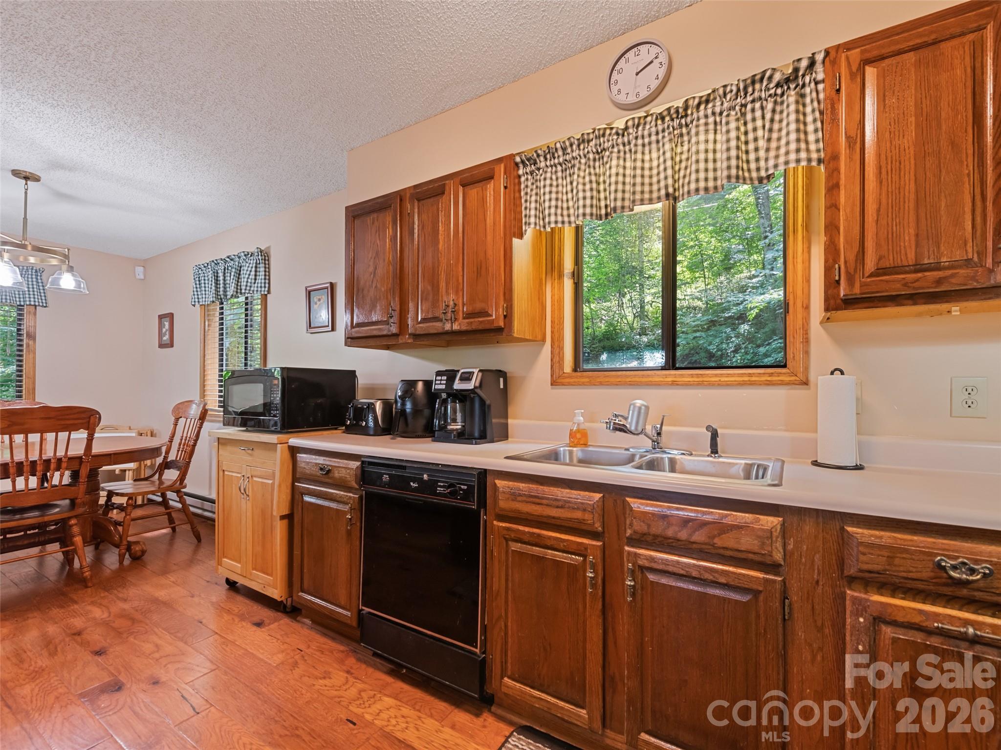1672 Summit Drive Property Photo 24