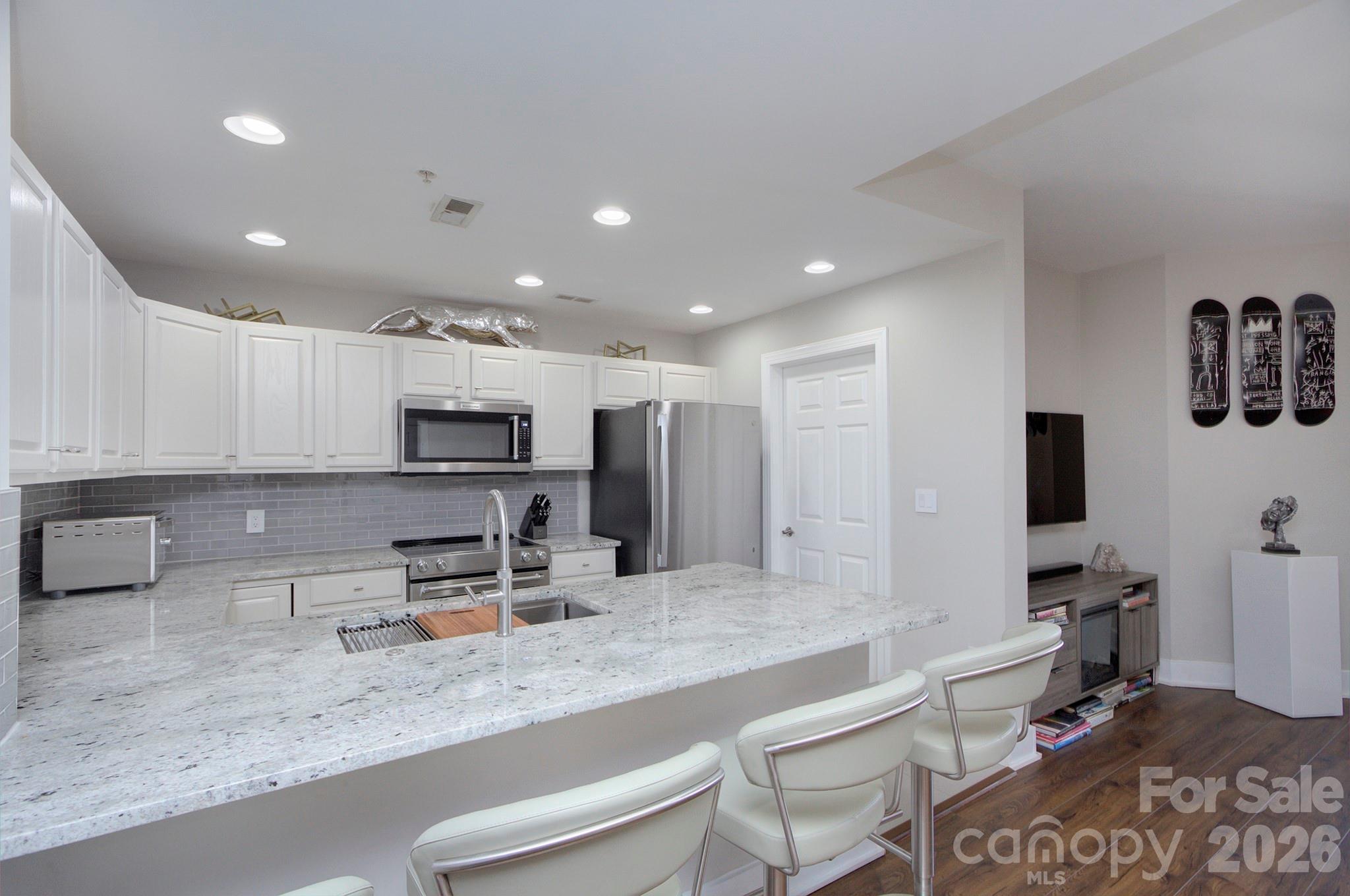 718 W Trade Street 604 Property Photo 7