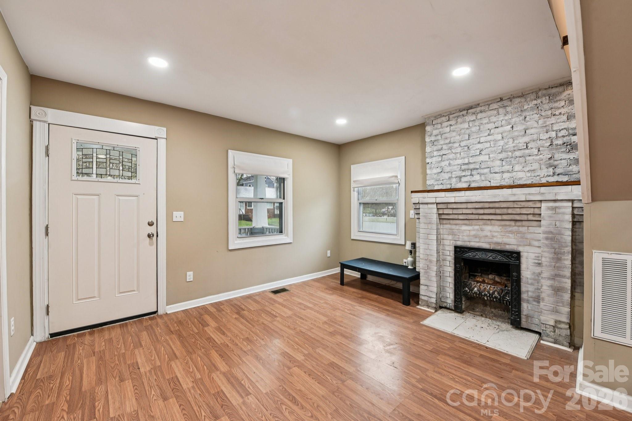209 W Marsh Street Property Photo 5