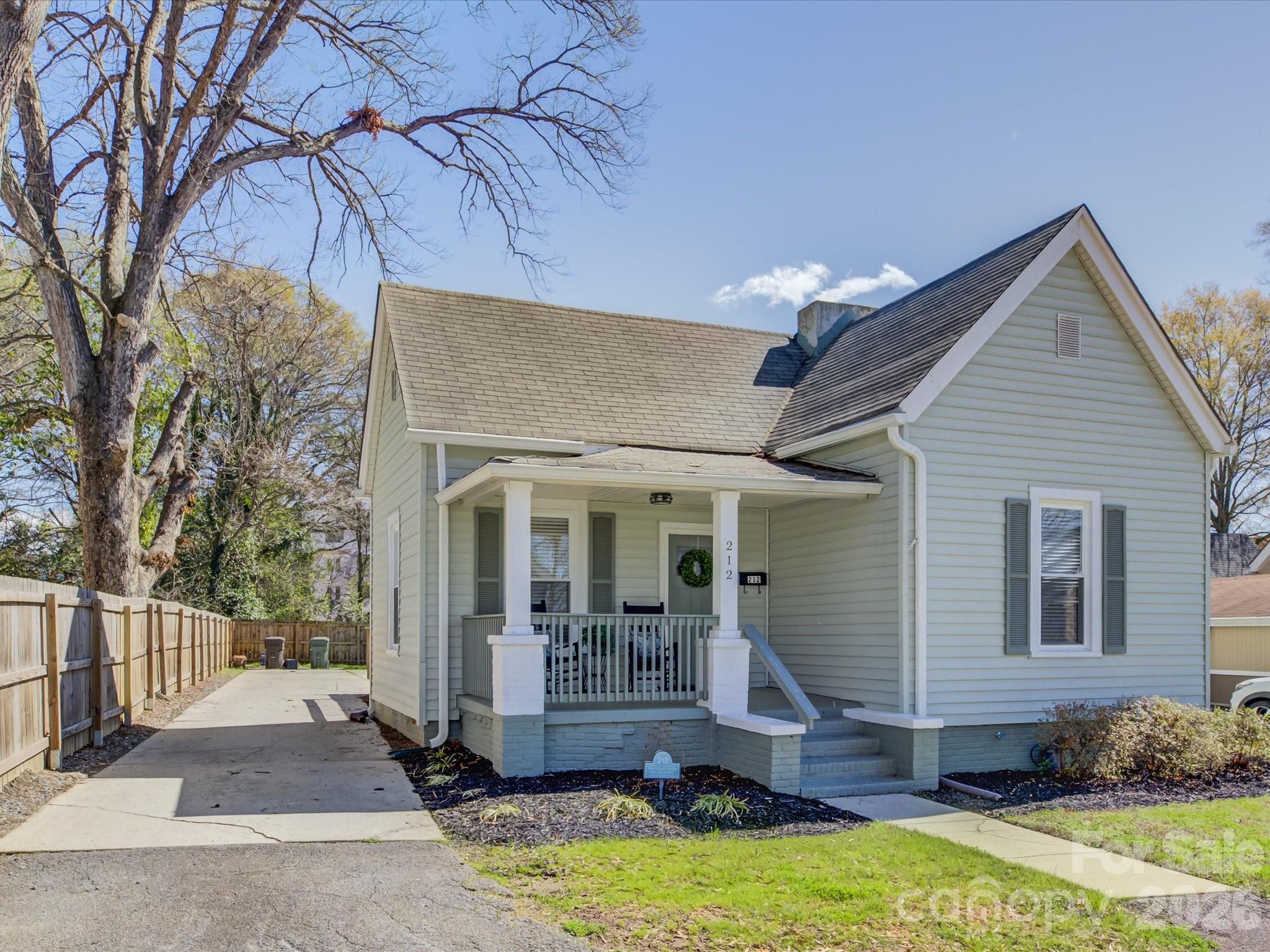 212 N Lee Street Property Photo 1
