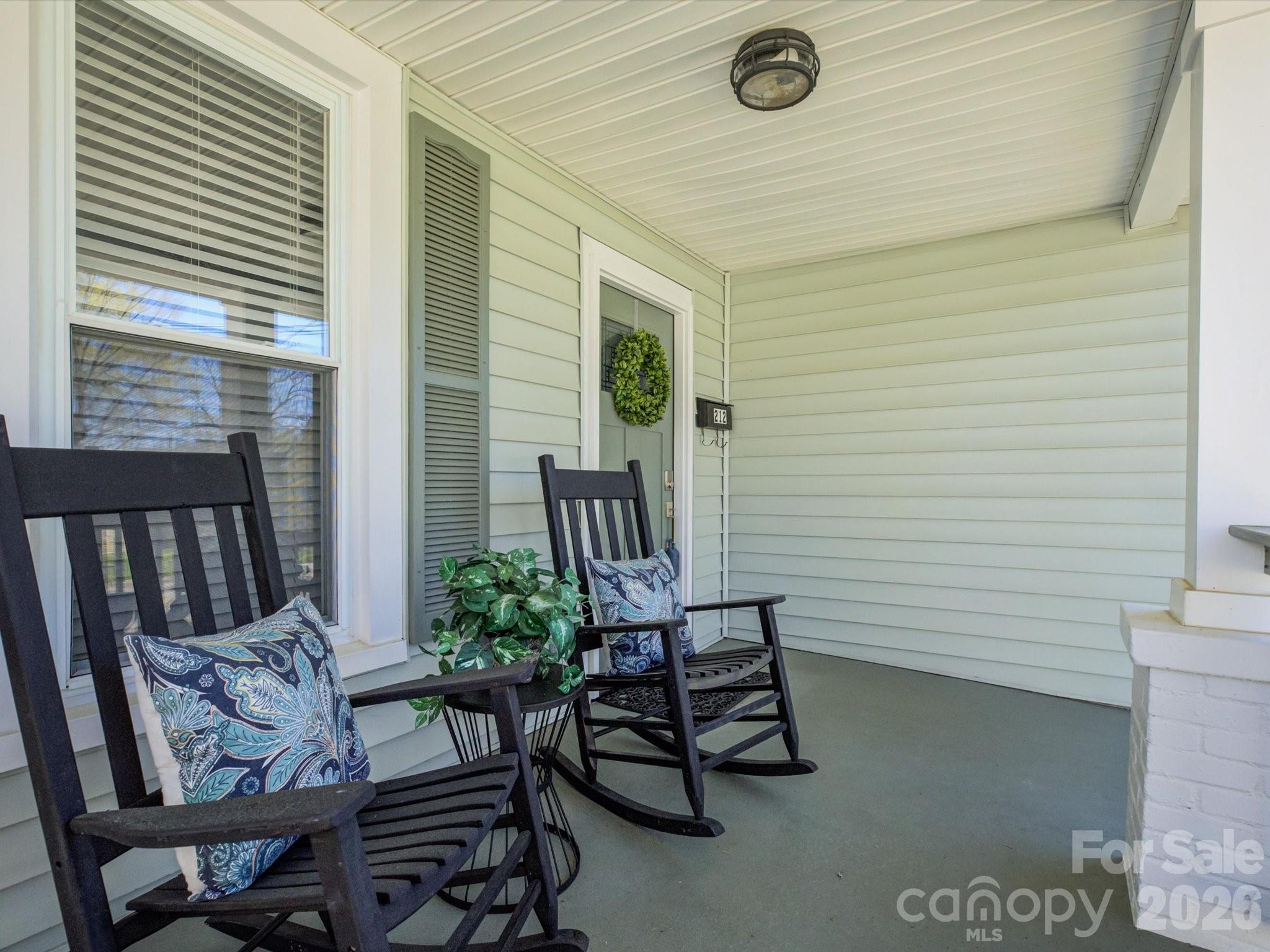 212 N Lee Street Property Photo 4