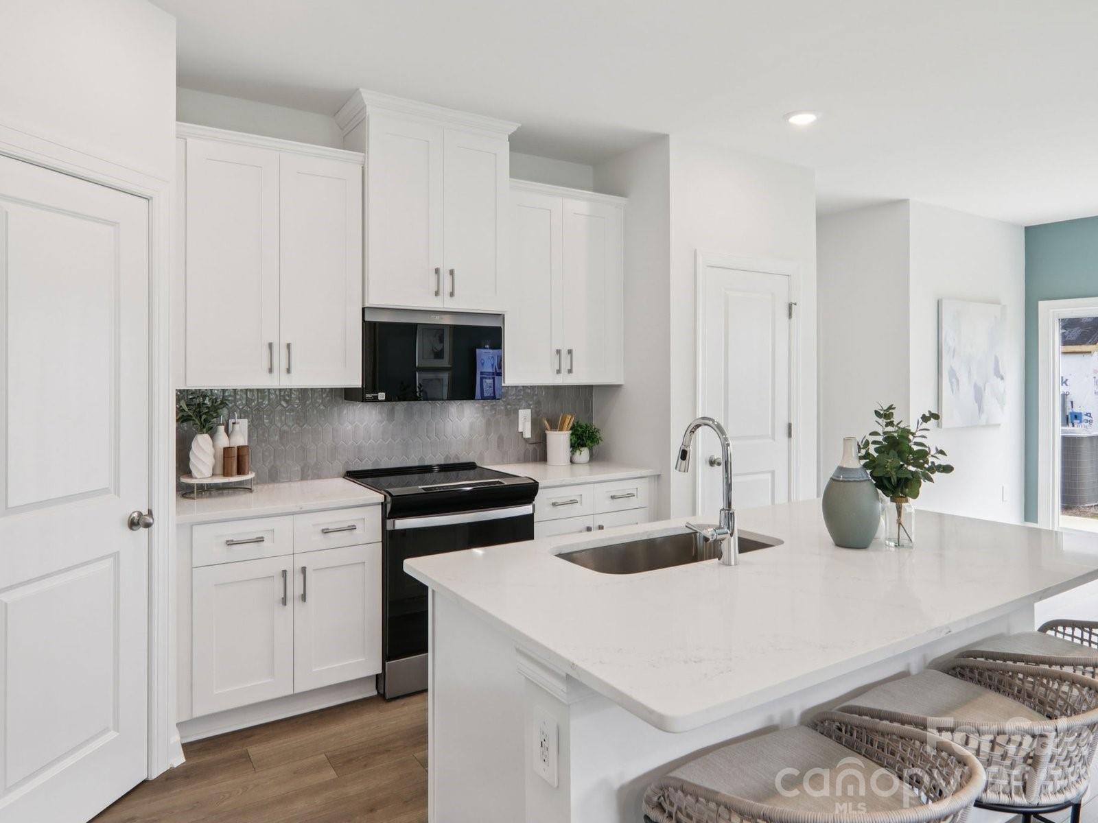 437 Markridge Loop Property Photo 3