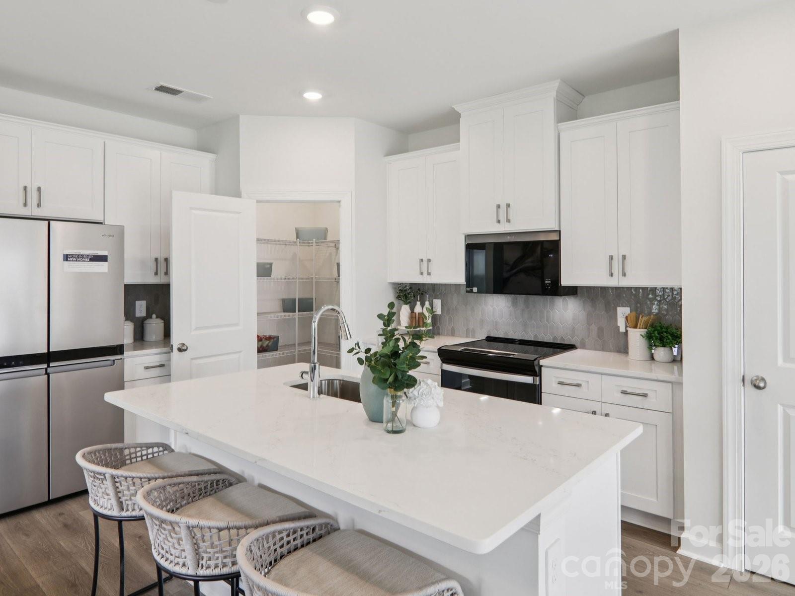 437 Markridge Loop Property Photo 4