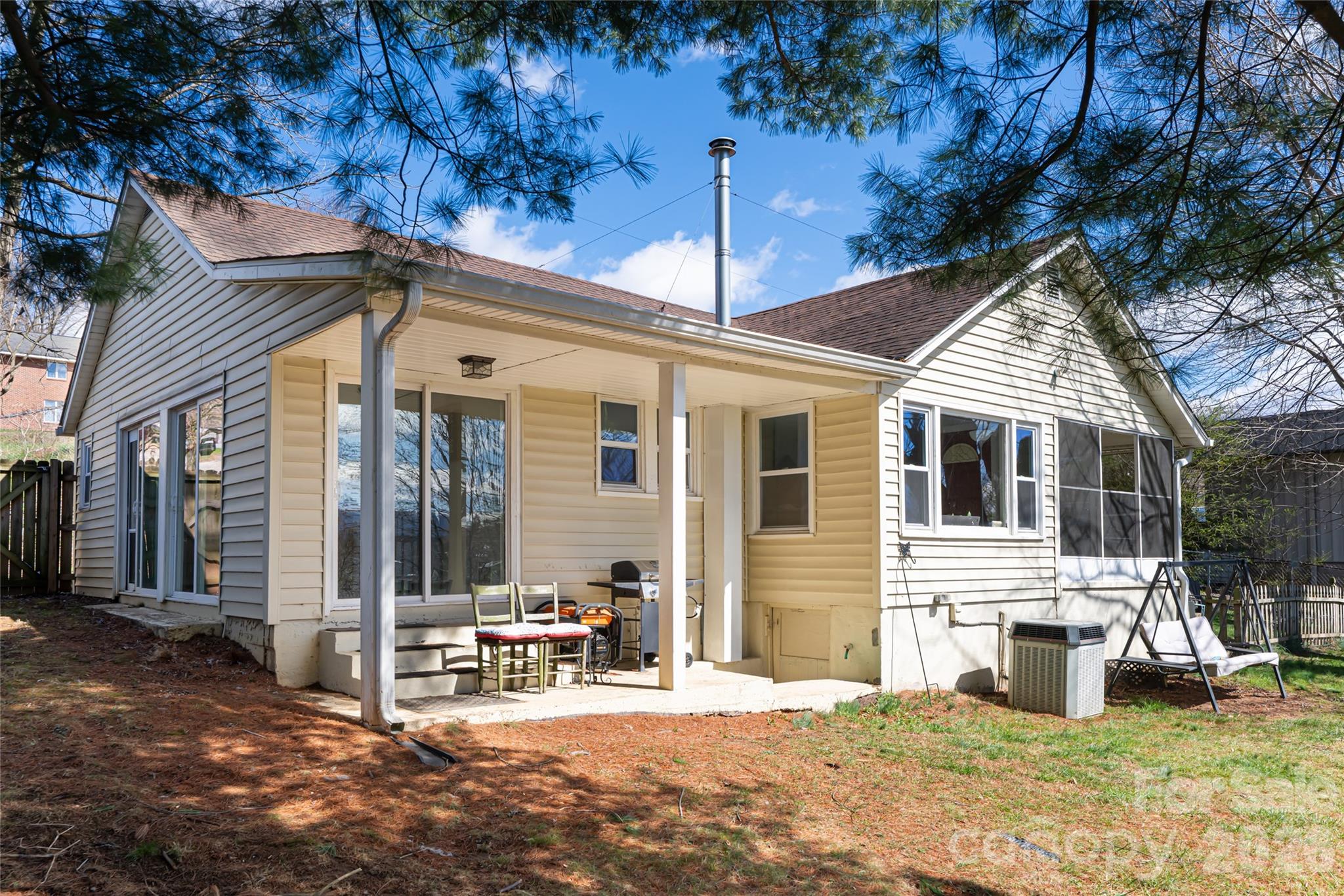 203 Pine Street Property Photo 1