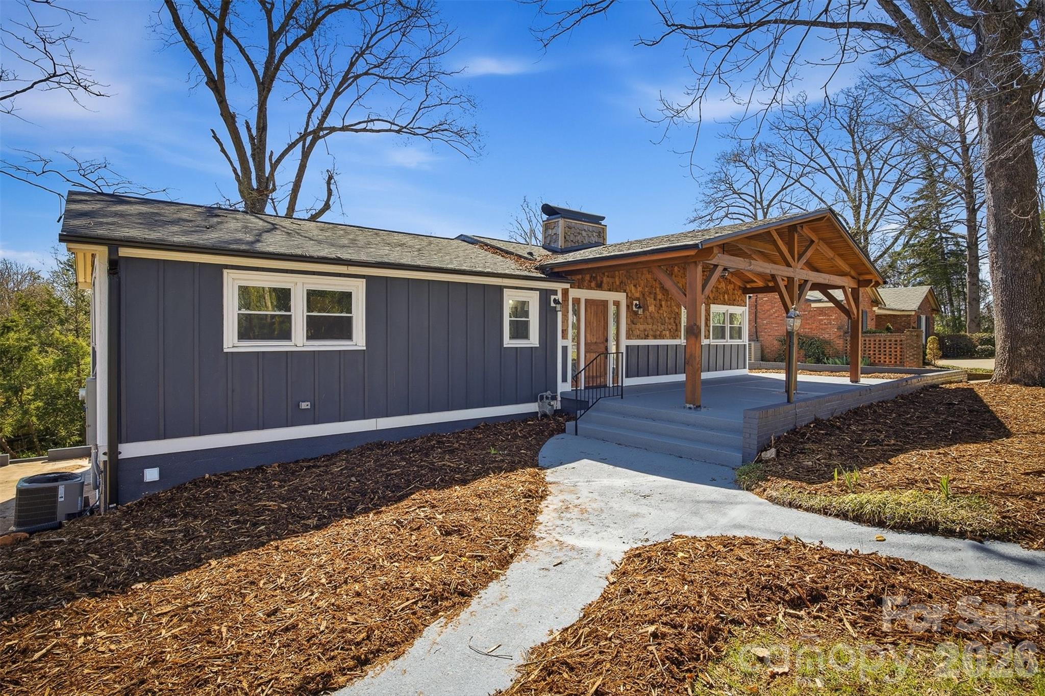 223 W Park Drive Property Photo 1