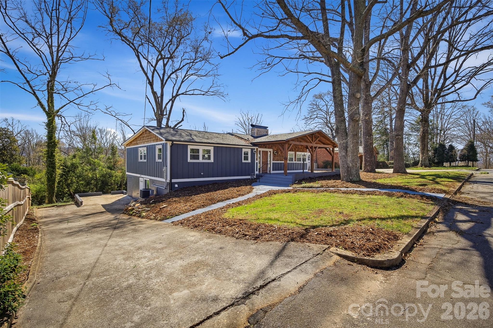223 W Park Drive Property Photo 1