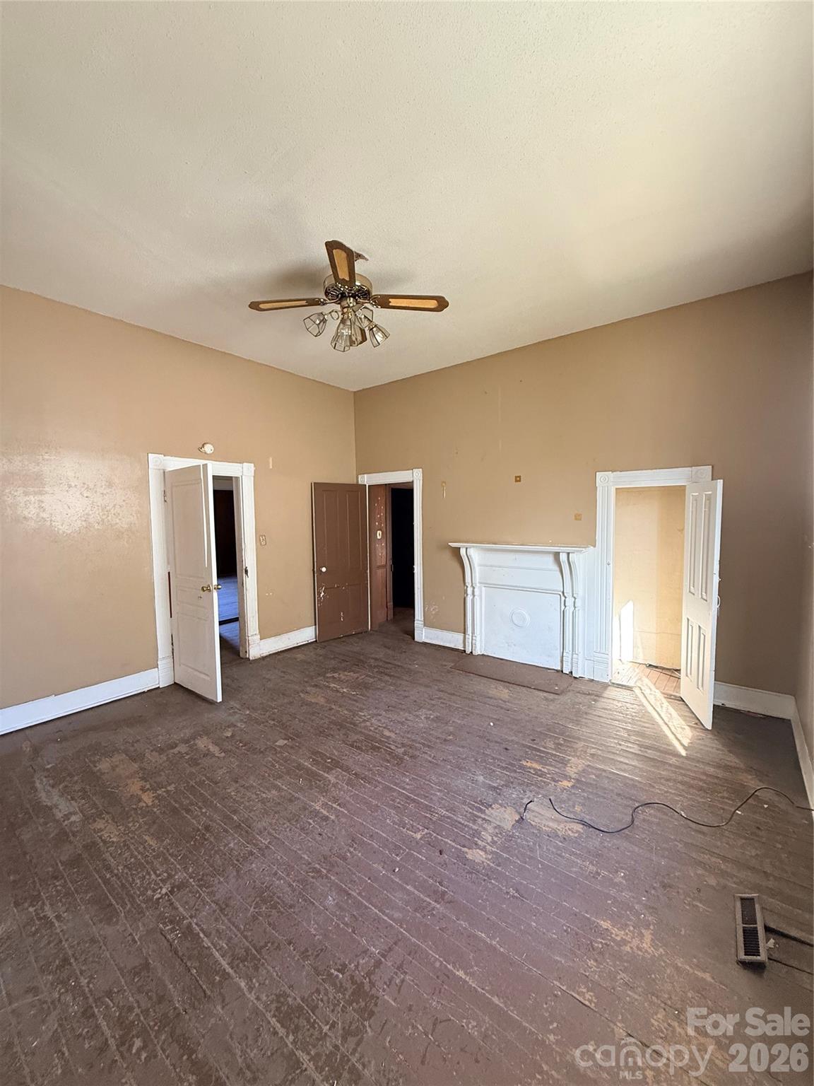 1015 Clark Street Property Photo 3