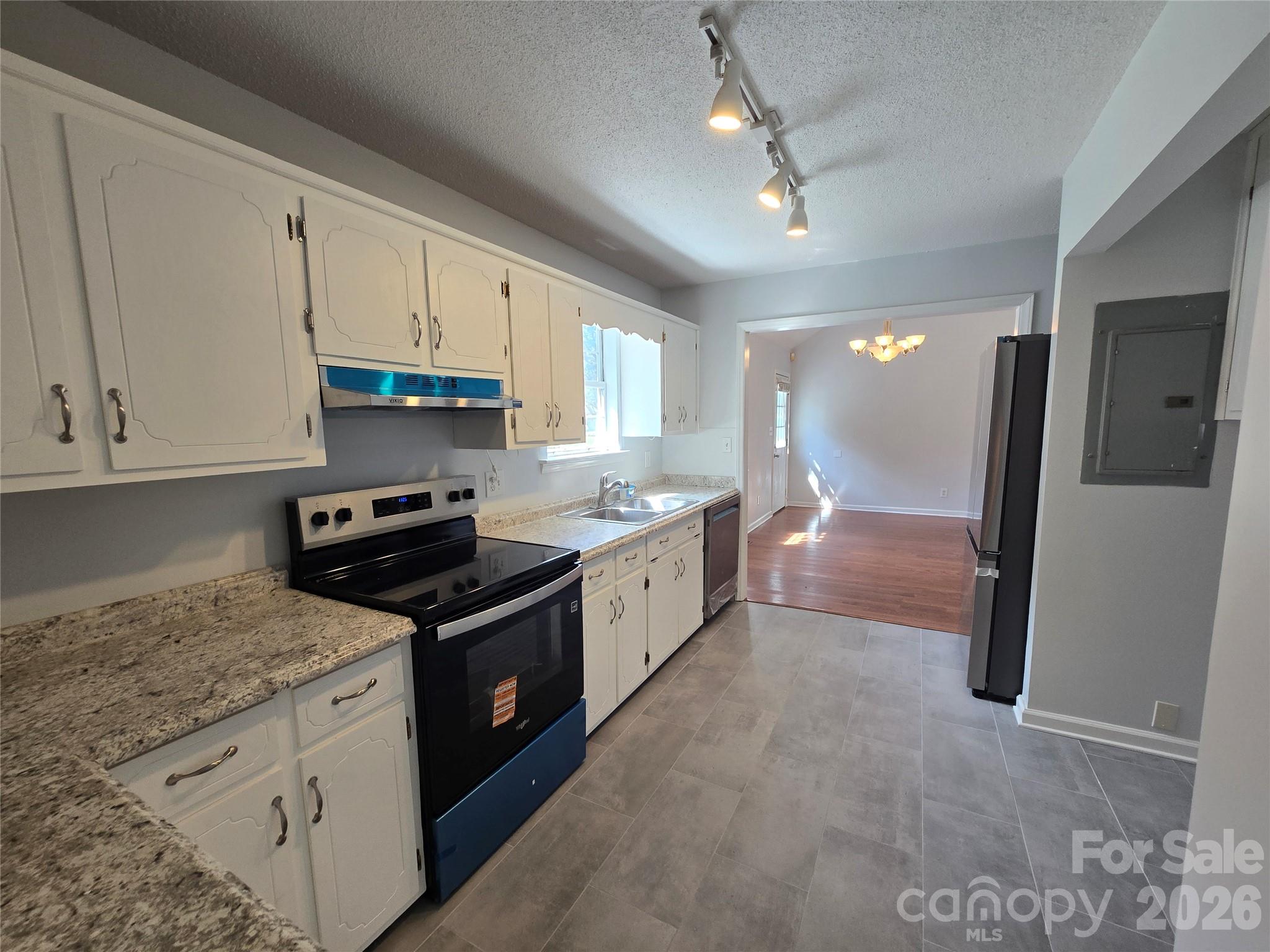 2393 Oxford Circle Property Photo 10