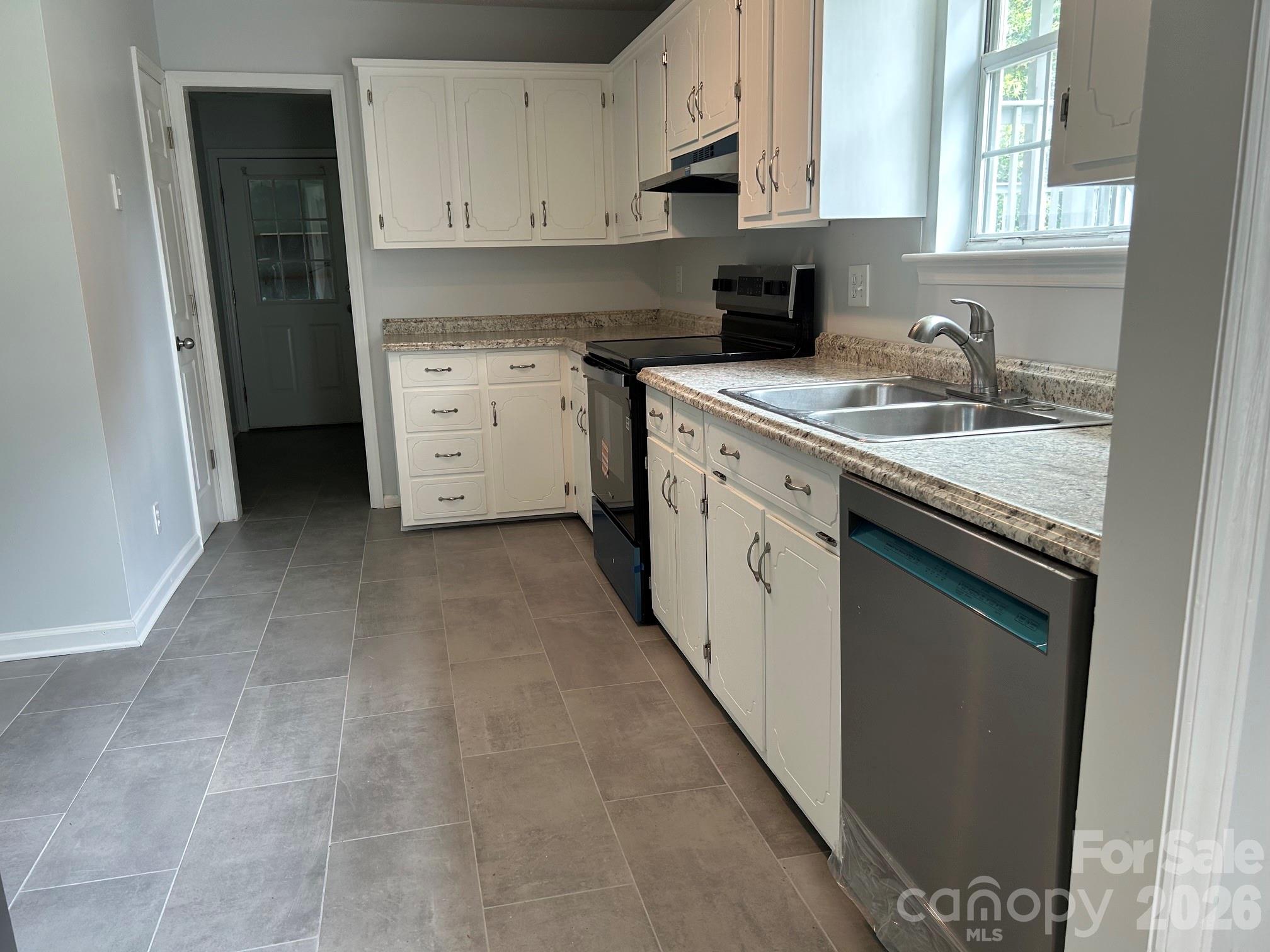 2393 Oxford Circle Property Photo 12