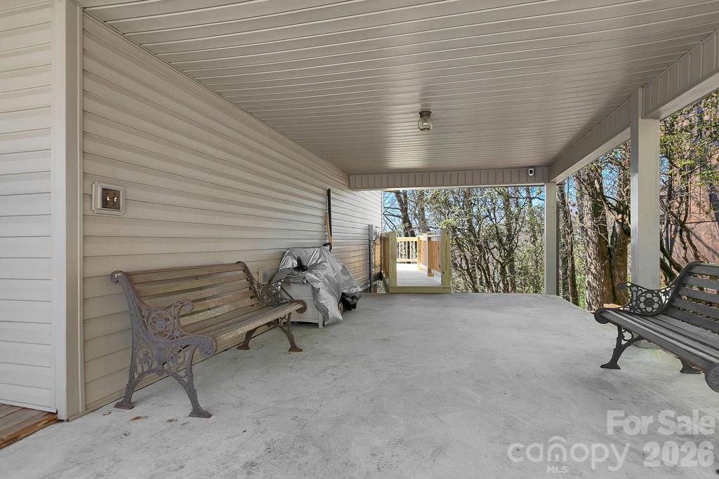 416 Kanasgowa Drive Property Photo 9