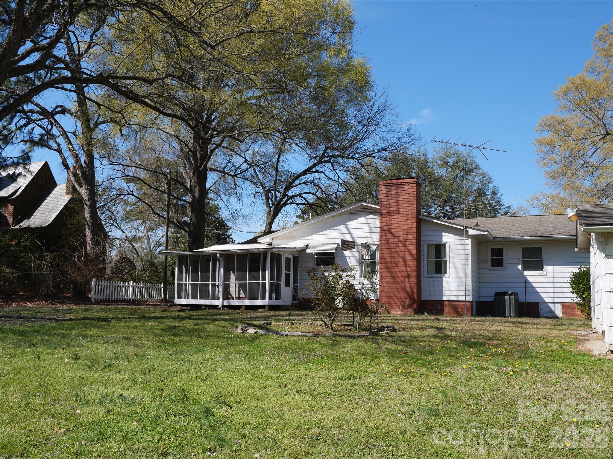 220 N Russell Street Property Photo 23