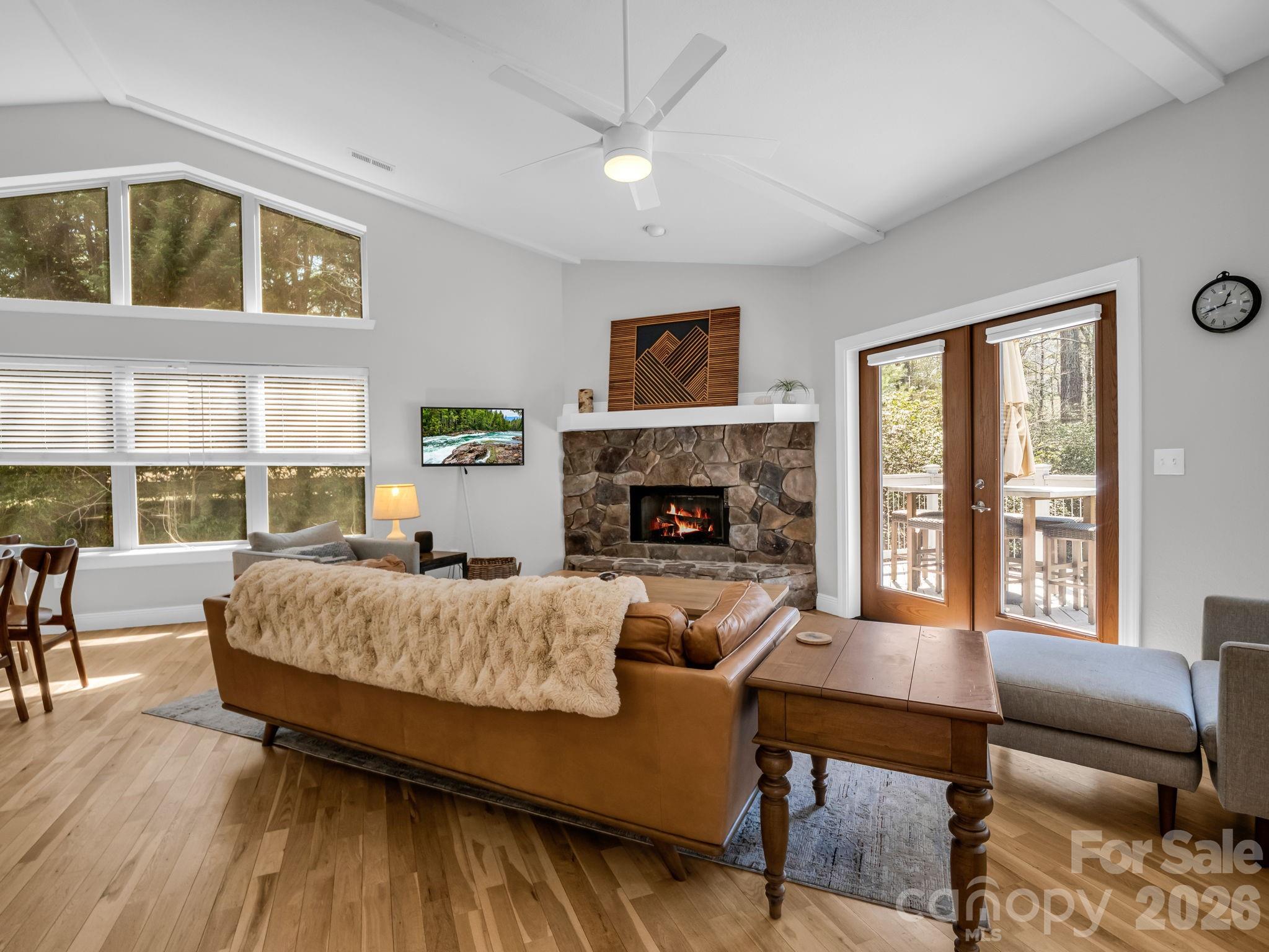 121 Fern Loop Property Photo 3