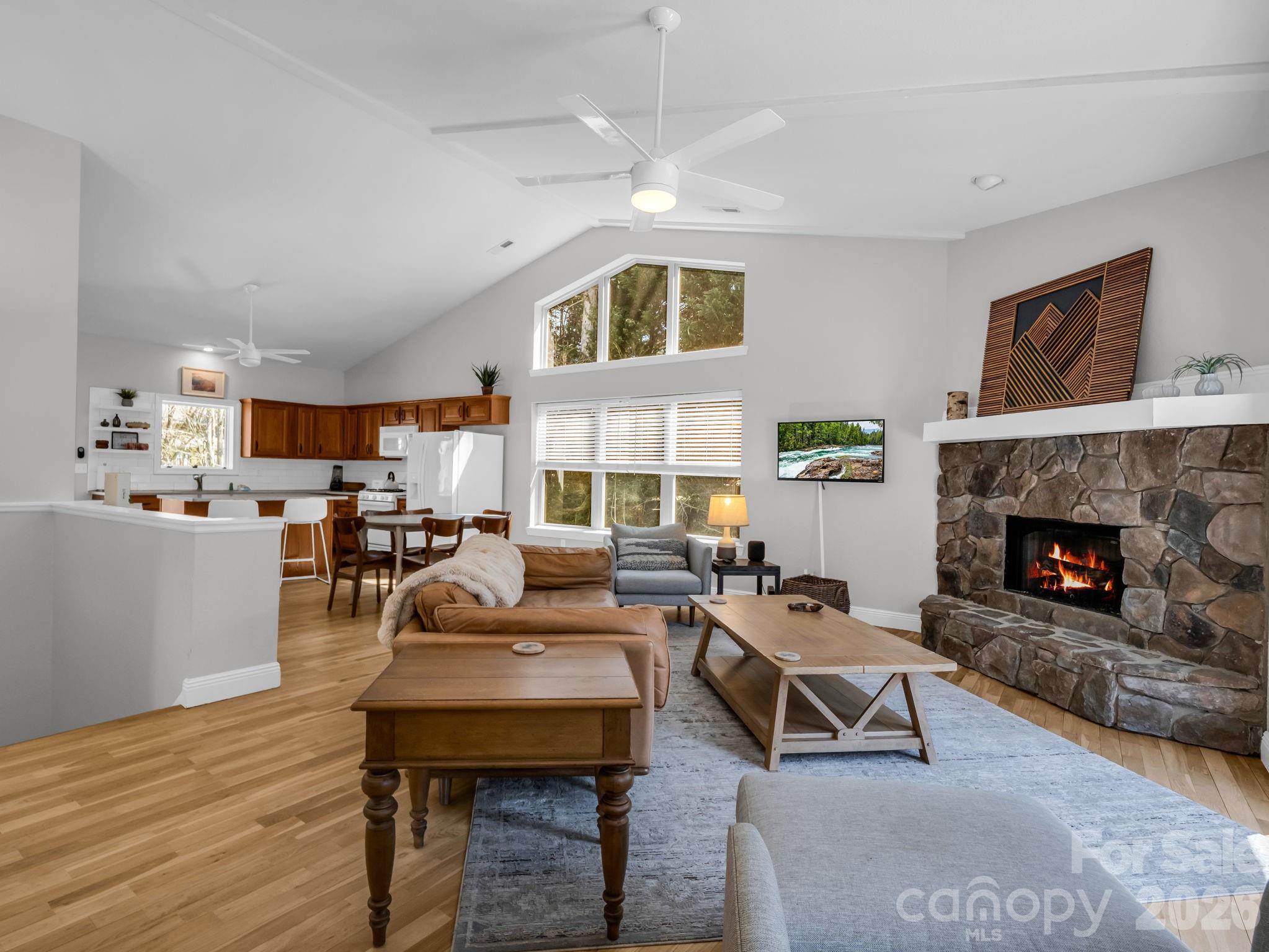 121 Fern Loop Property Photo 4
