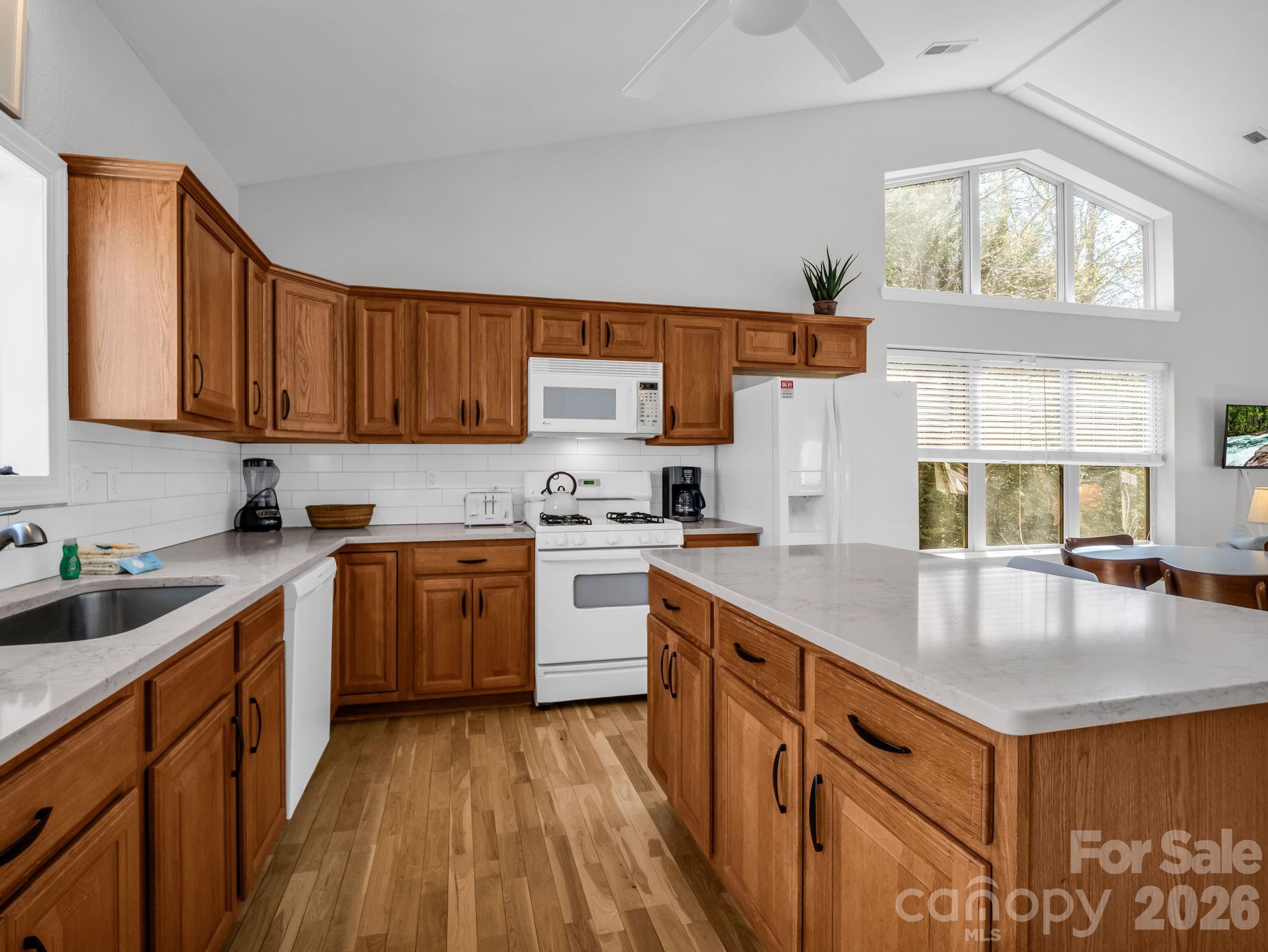 121 Fern Loop Property Photo 6