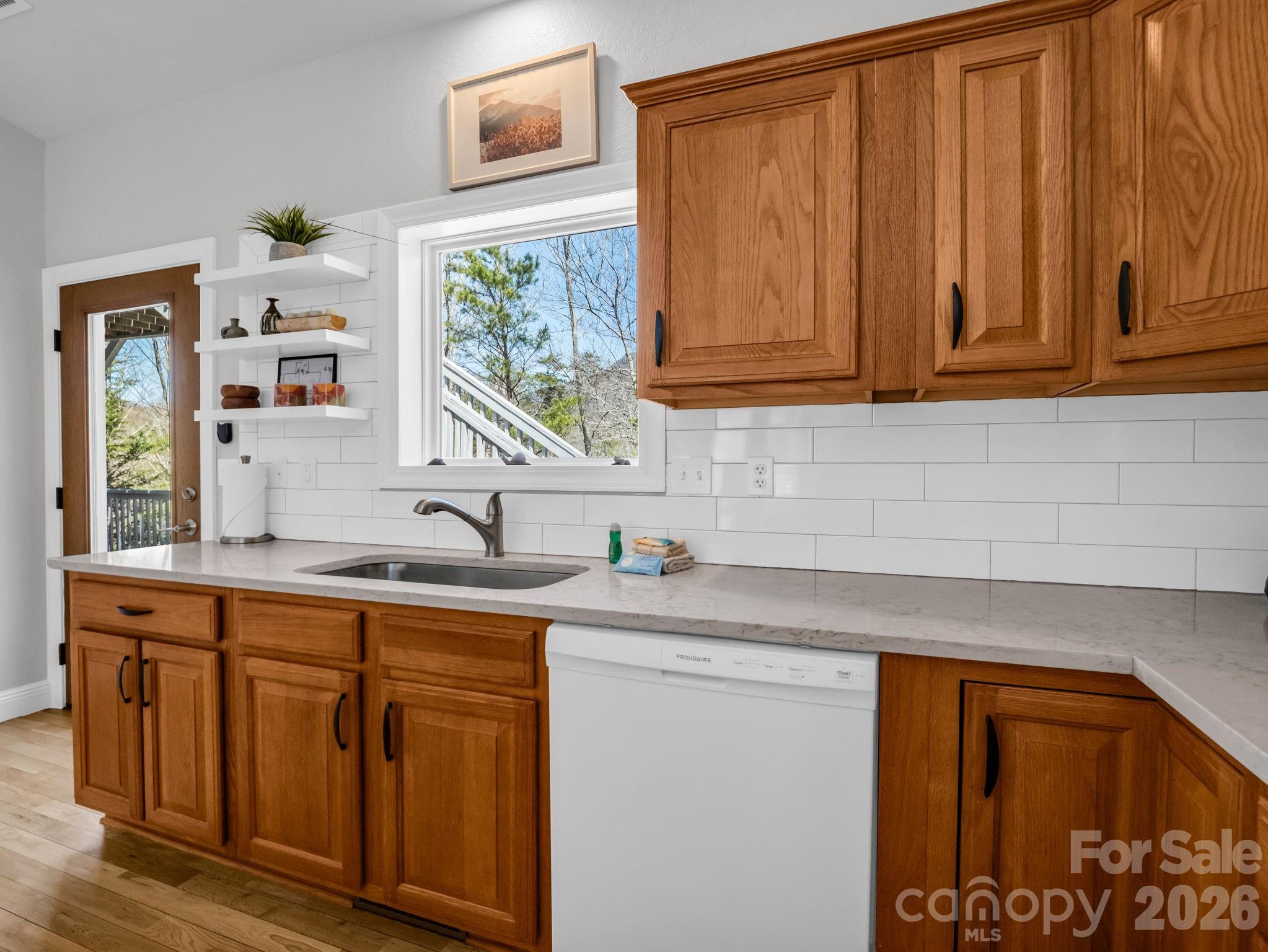 121 Fern Loop Property Photo 8