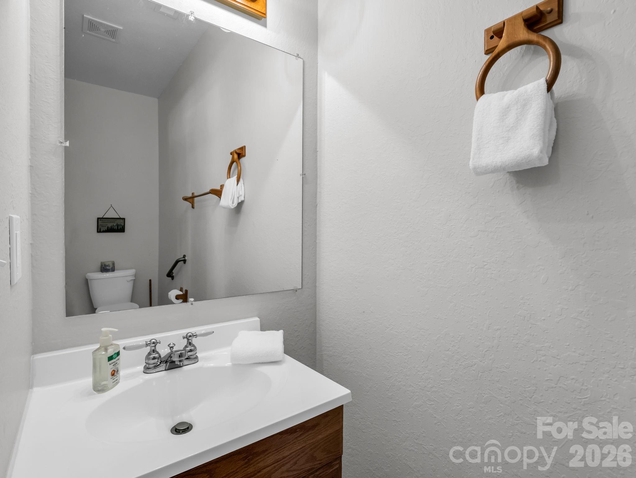 121 Fern Loop Property Photo 18