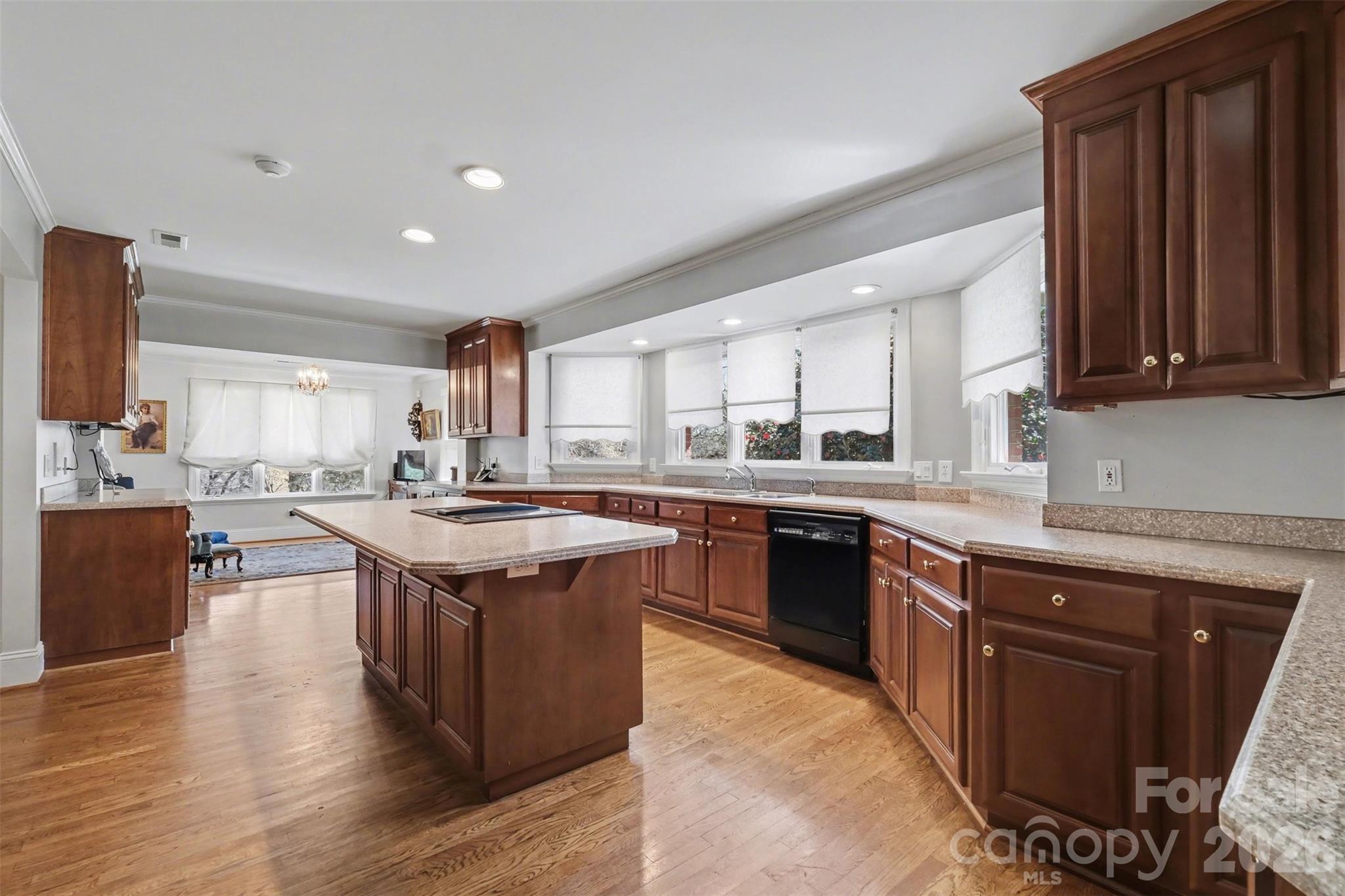 746 Grandview Drive Property Photo 18
