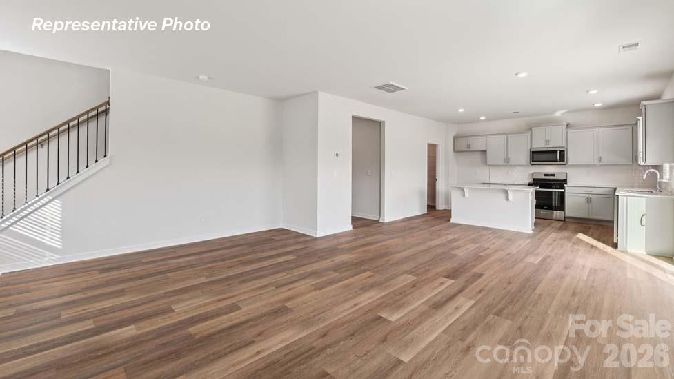 490 Dazzle Loop Property Photo 5