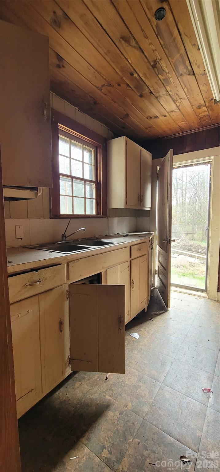 1939 River Road Property Photo 11