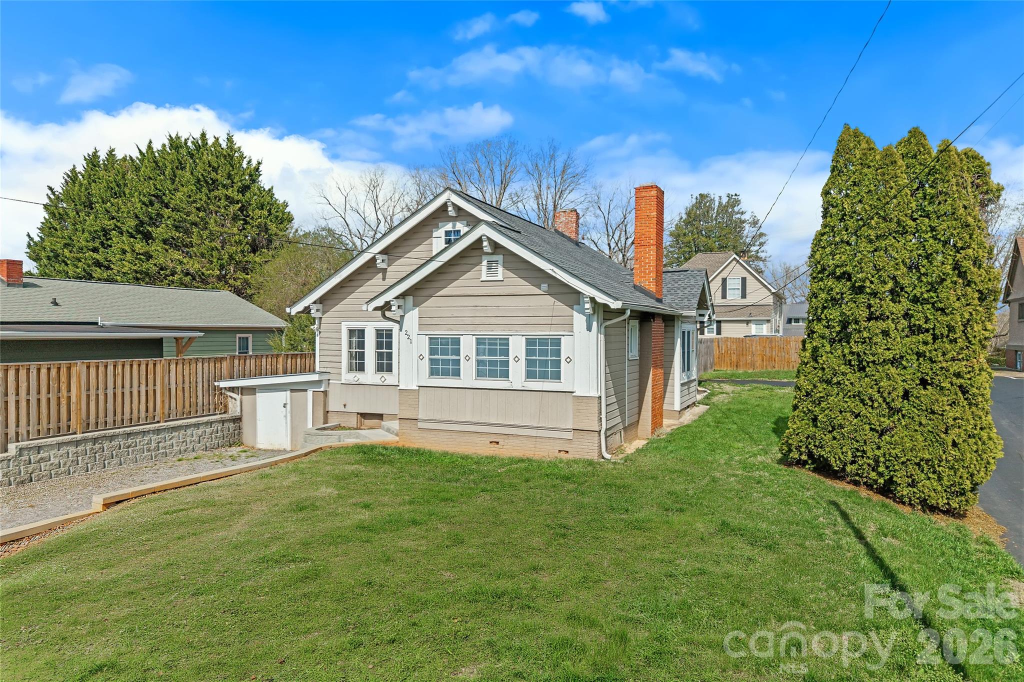 221 Summit Street Property Photo 2