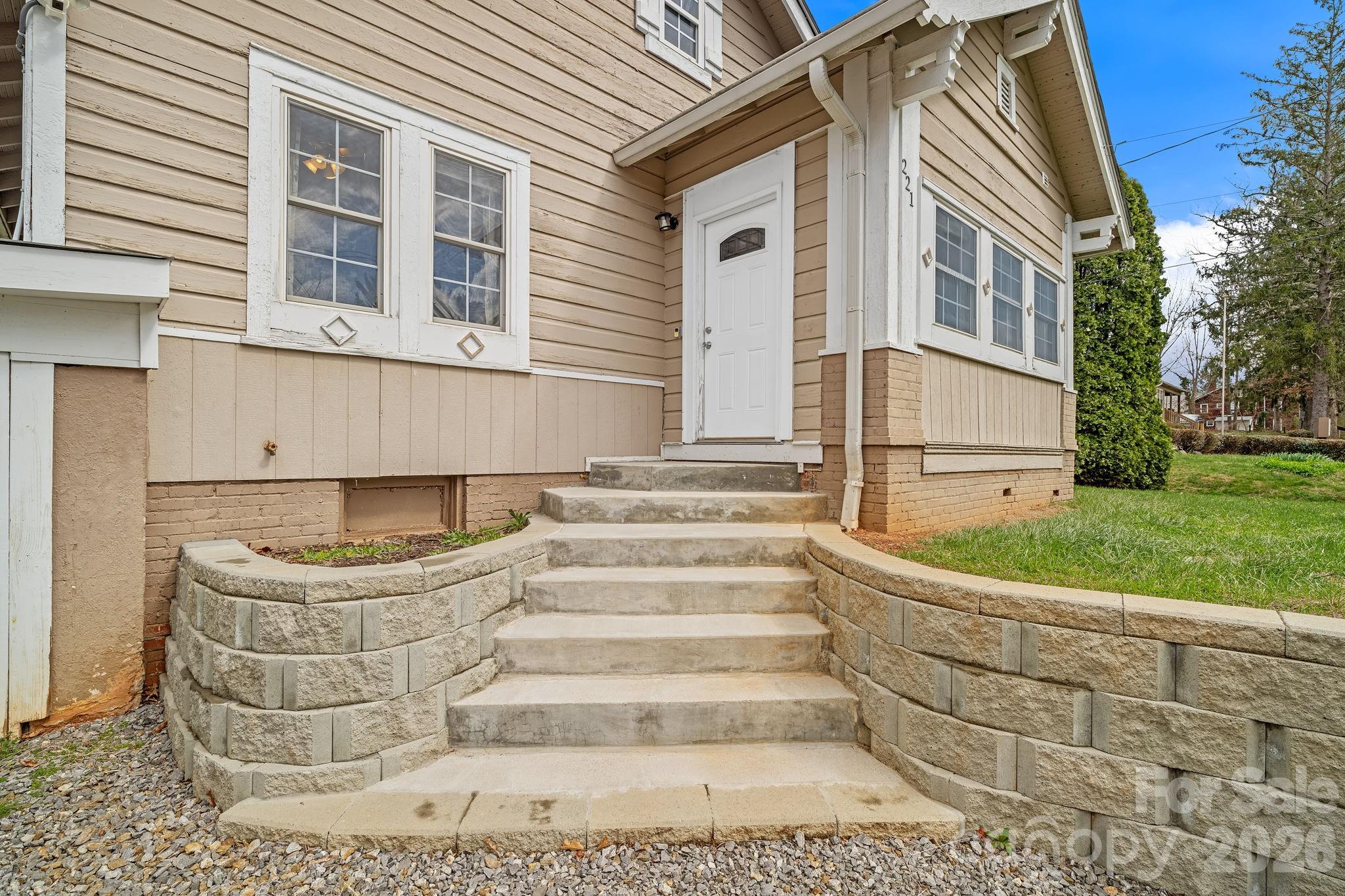 221 Summit Street Property Photo 4