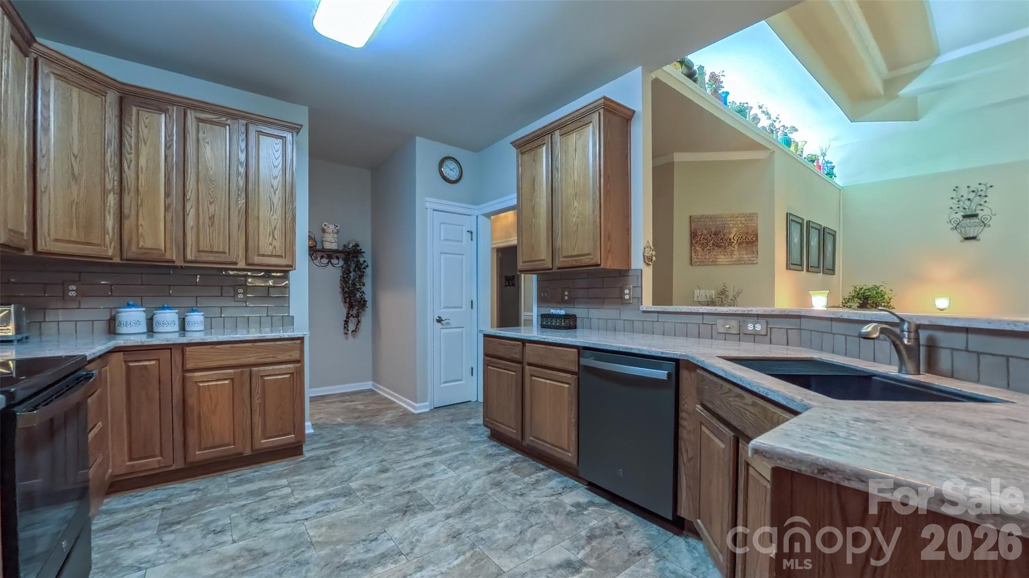 6855 Colonial Garden Drive Property Photo 16